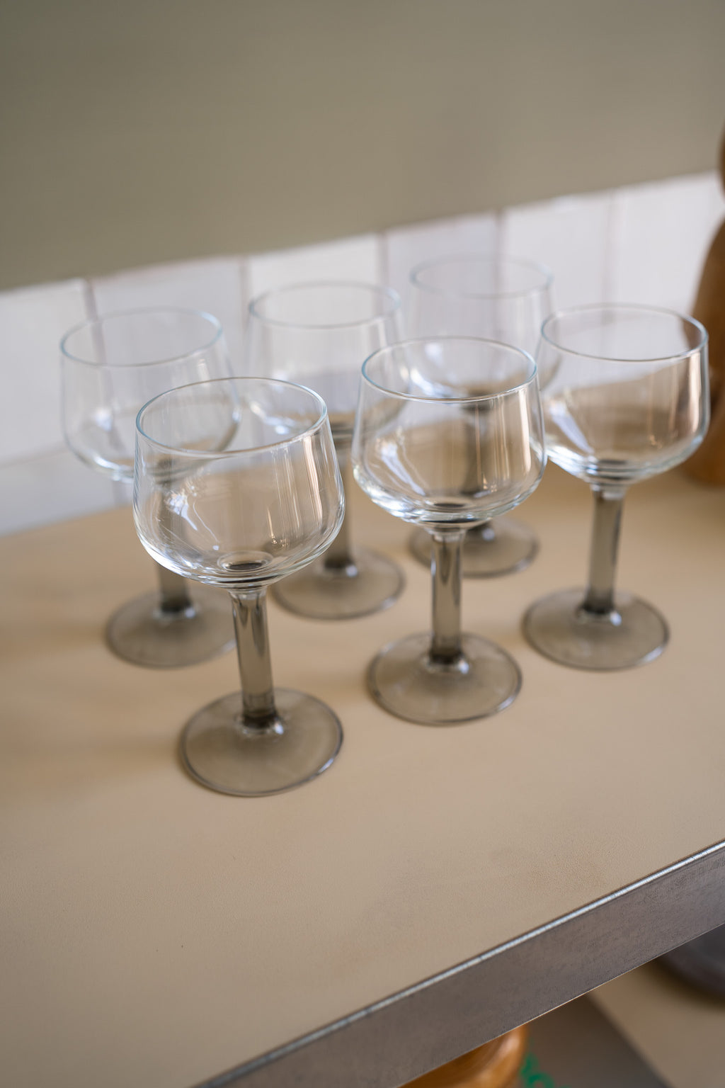 Set van 6 wijnglazen grijze voet