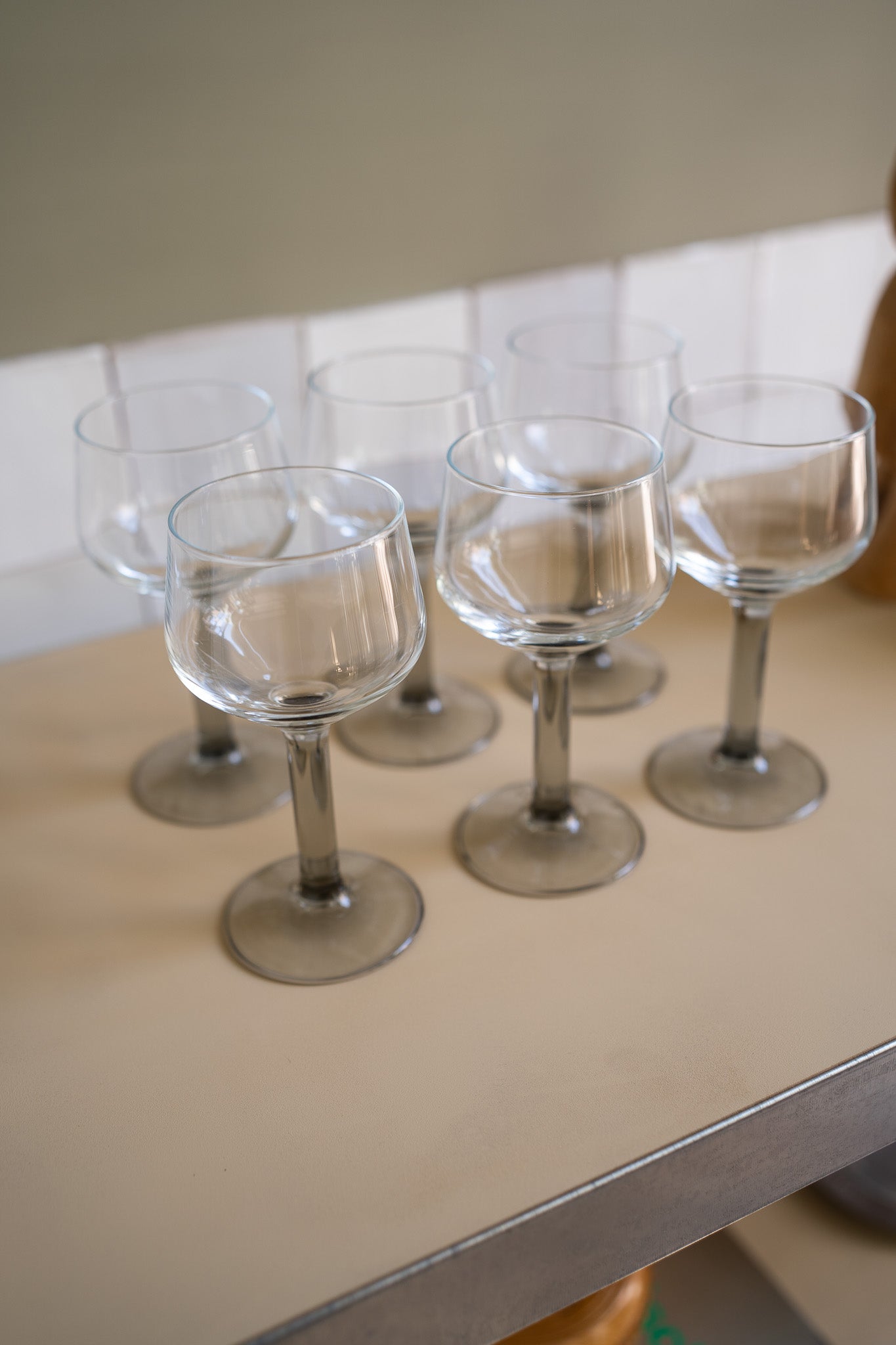 Set van 6 wijnglazen grijze voet