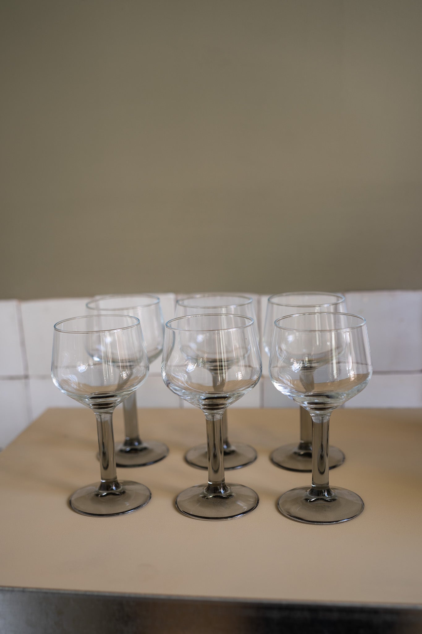 Set van 6 wijnglazen grijze voet