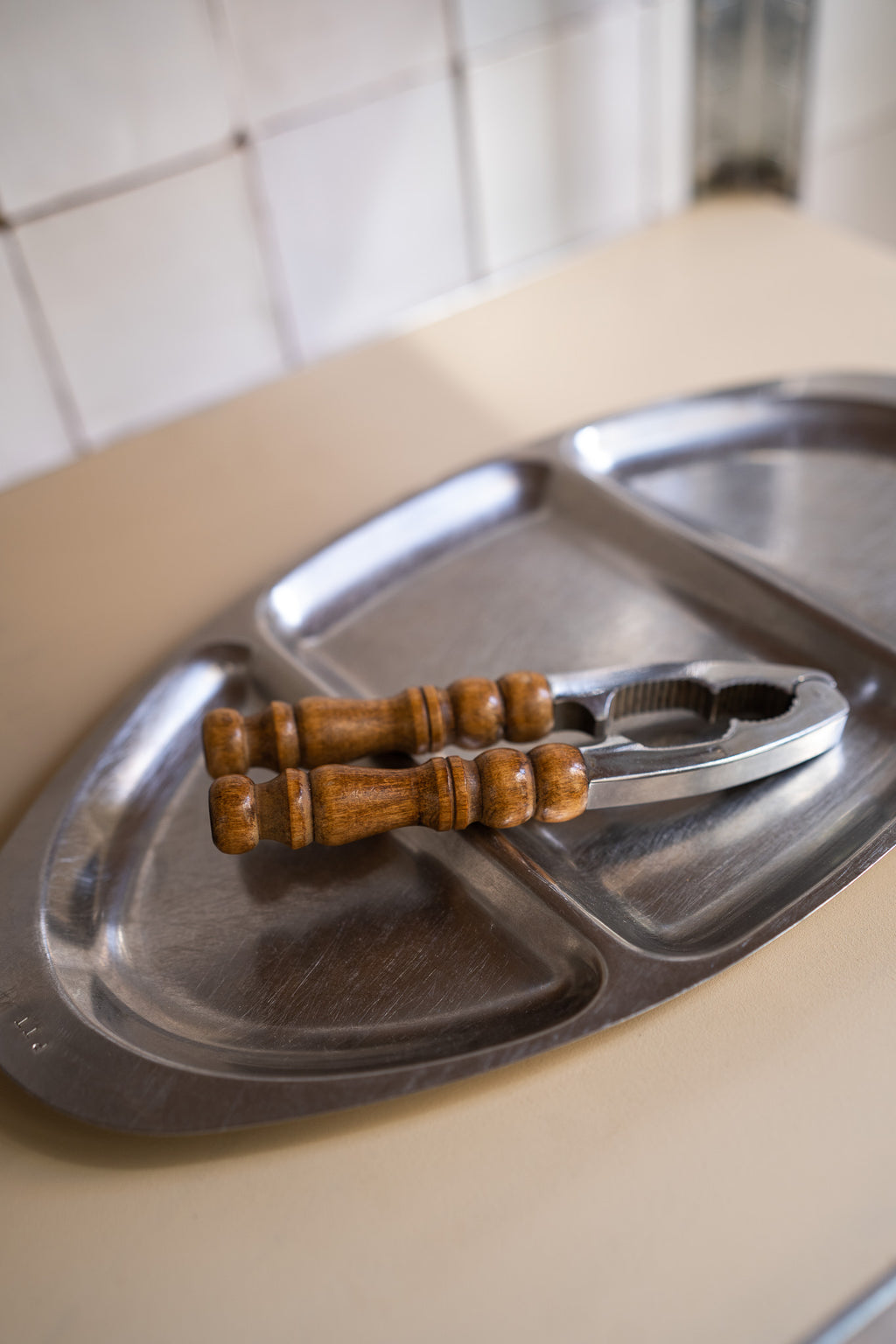Notenkraker met houten handvat