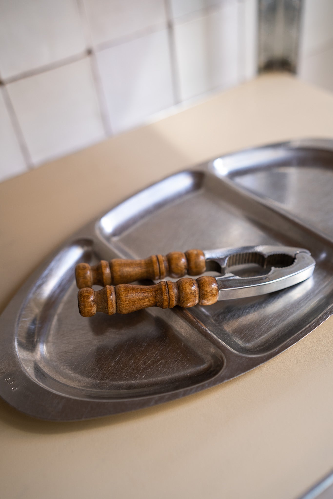 Notenkraker met houten handvat