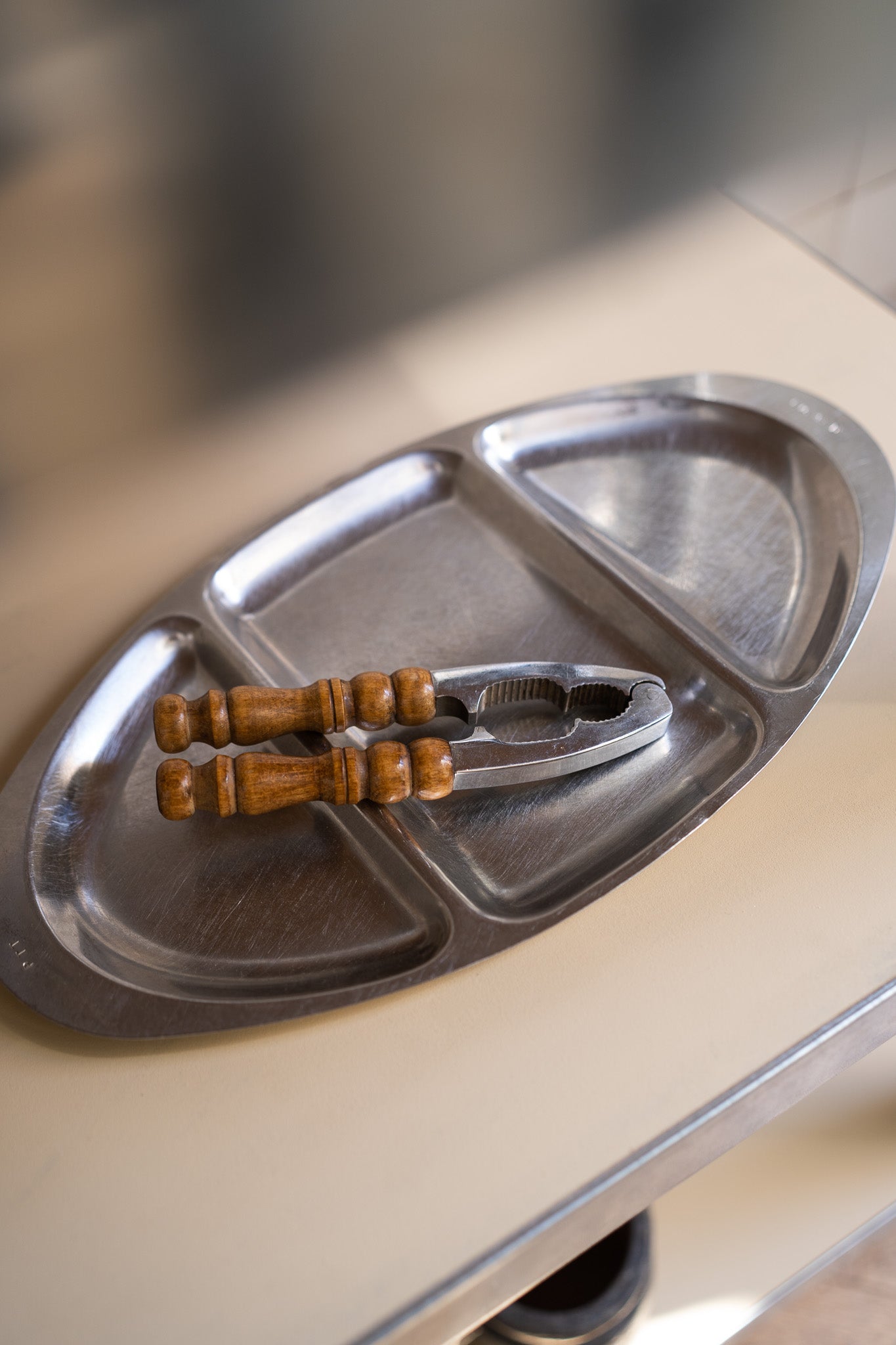 Notenkraker met houten handvat