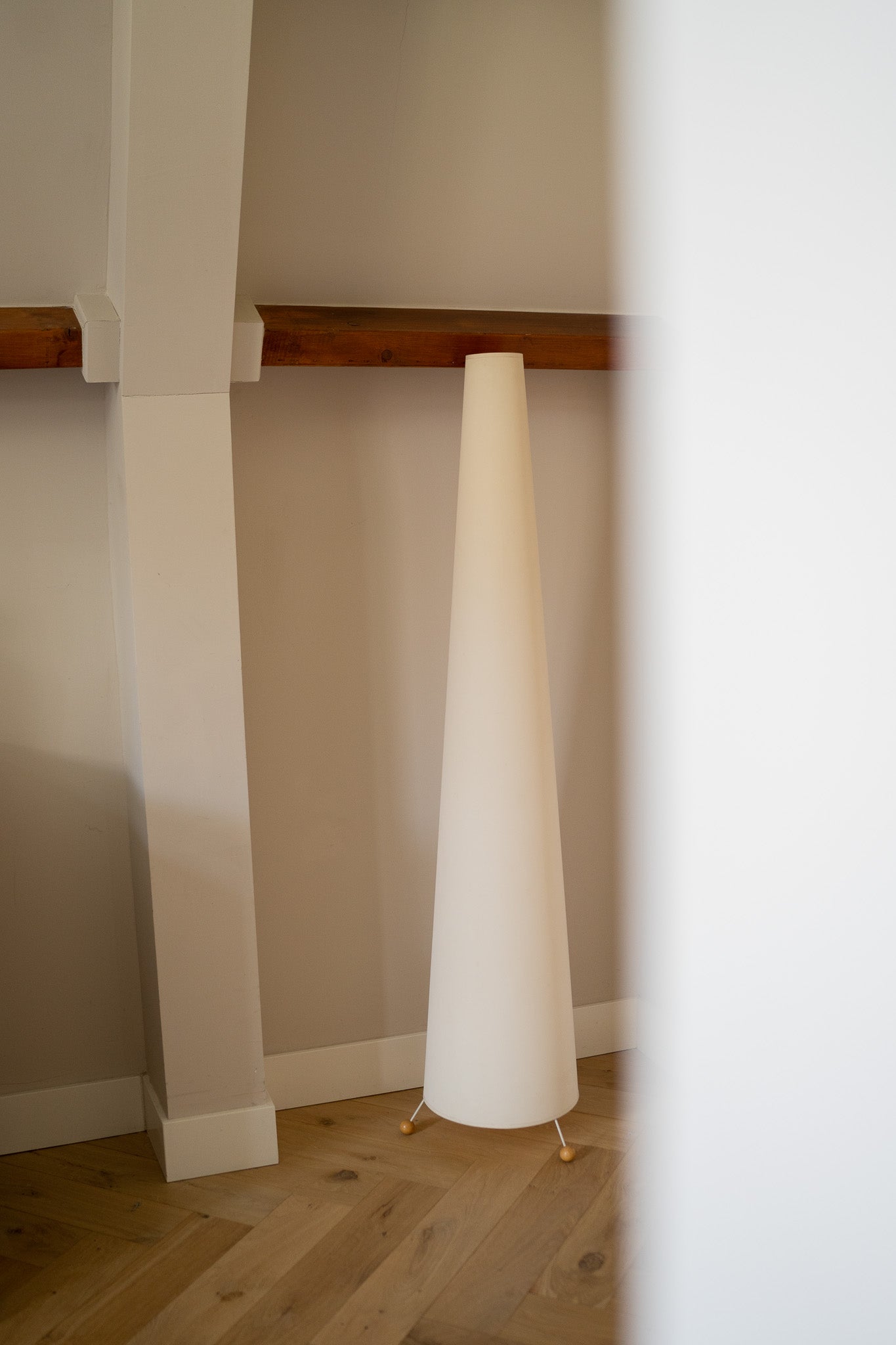 Hoge off white vloerlamp
