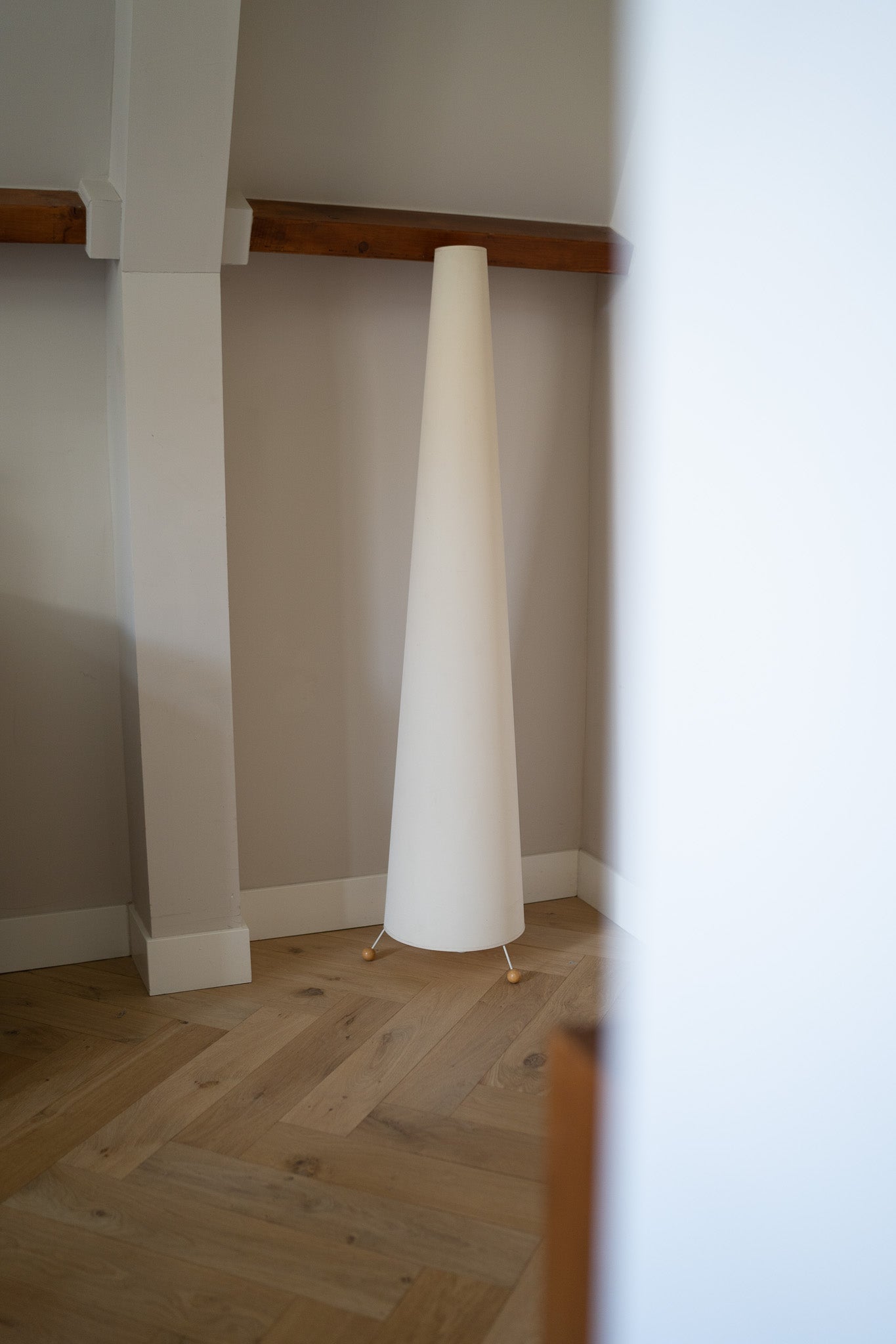 Hoge off white vloerlamp