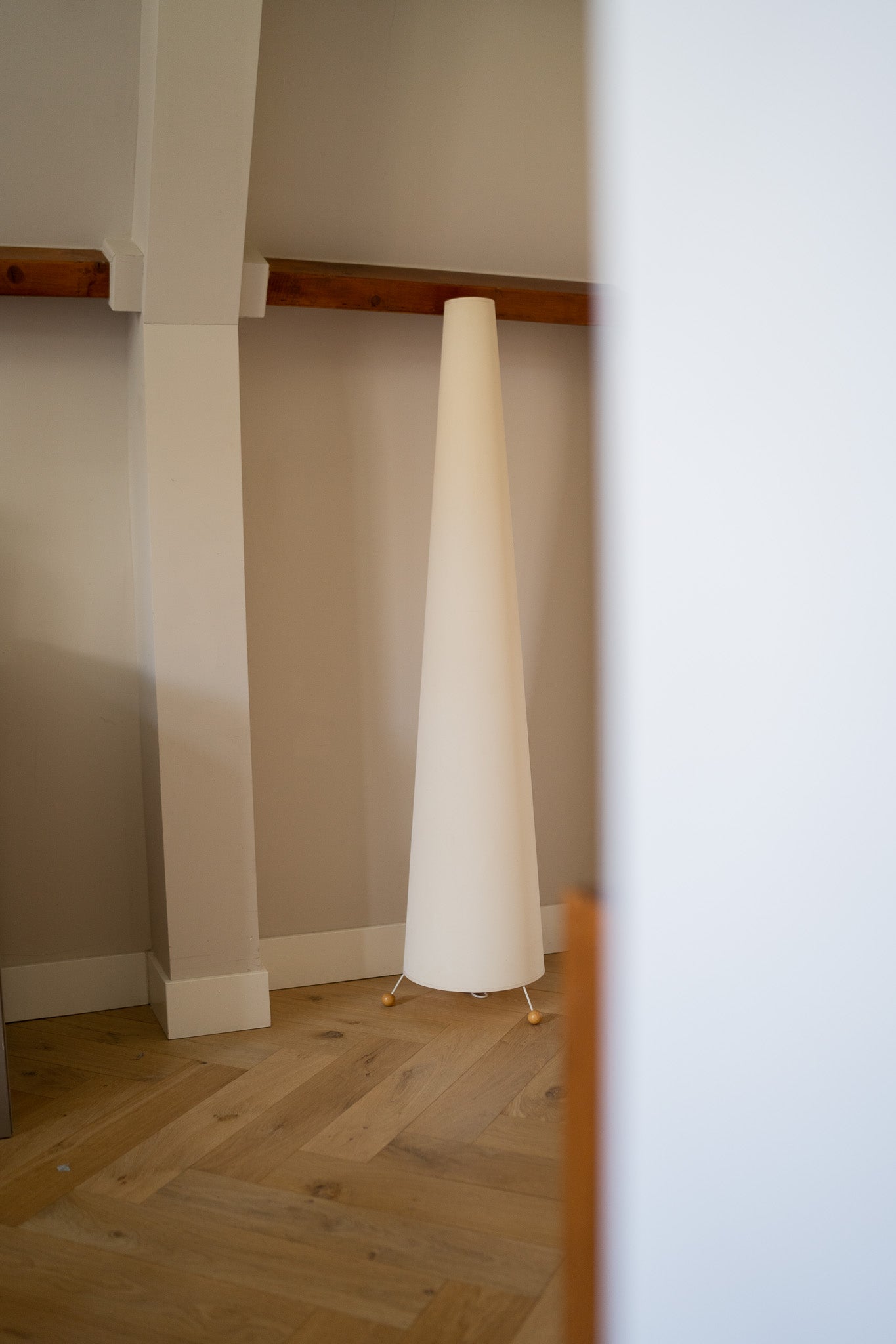 Hoge off white vloerlamp