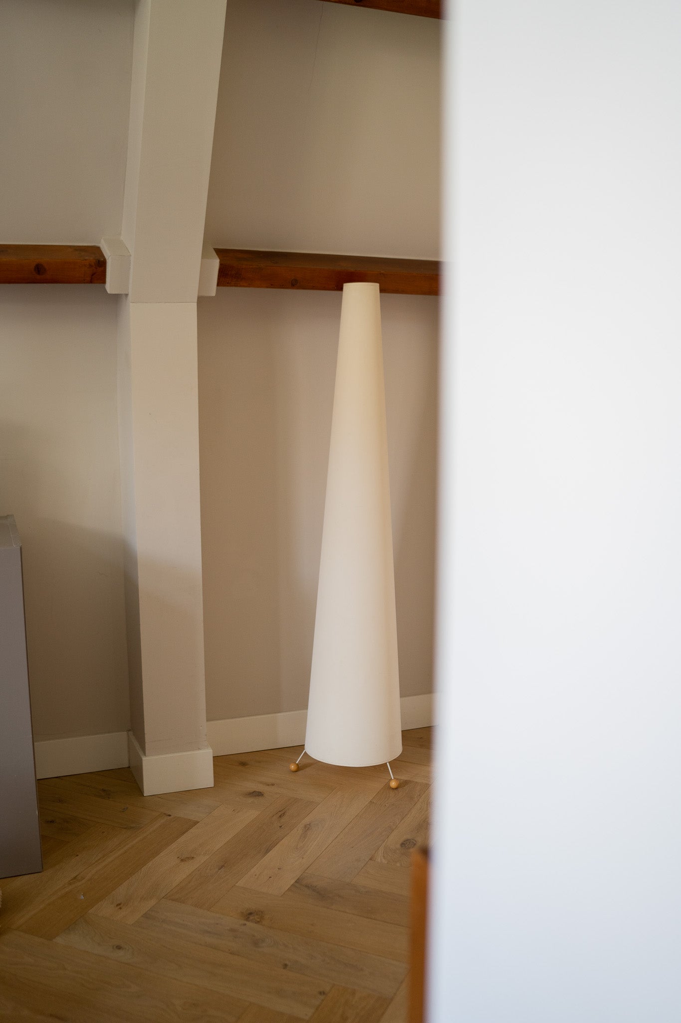 Hoge off white vloerlamp