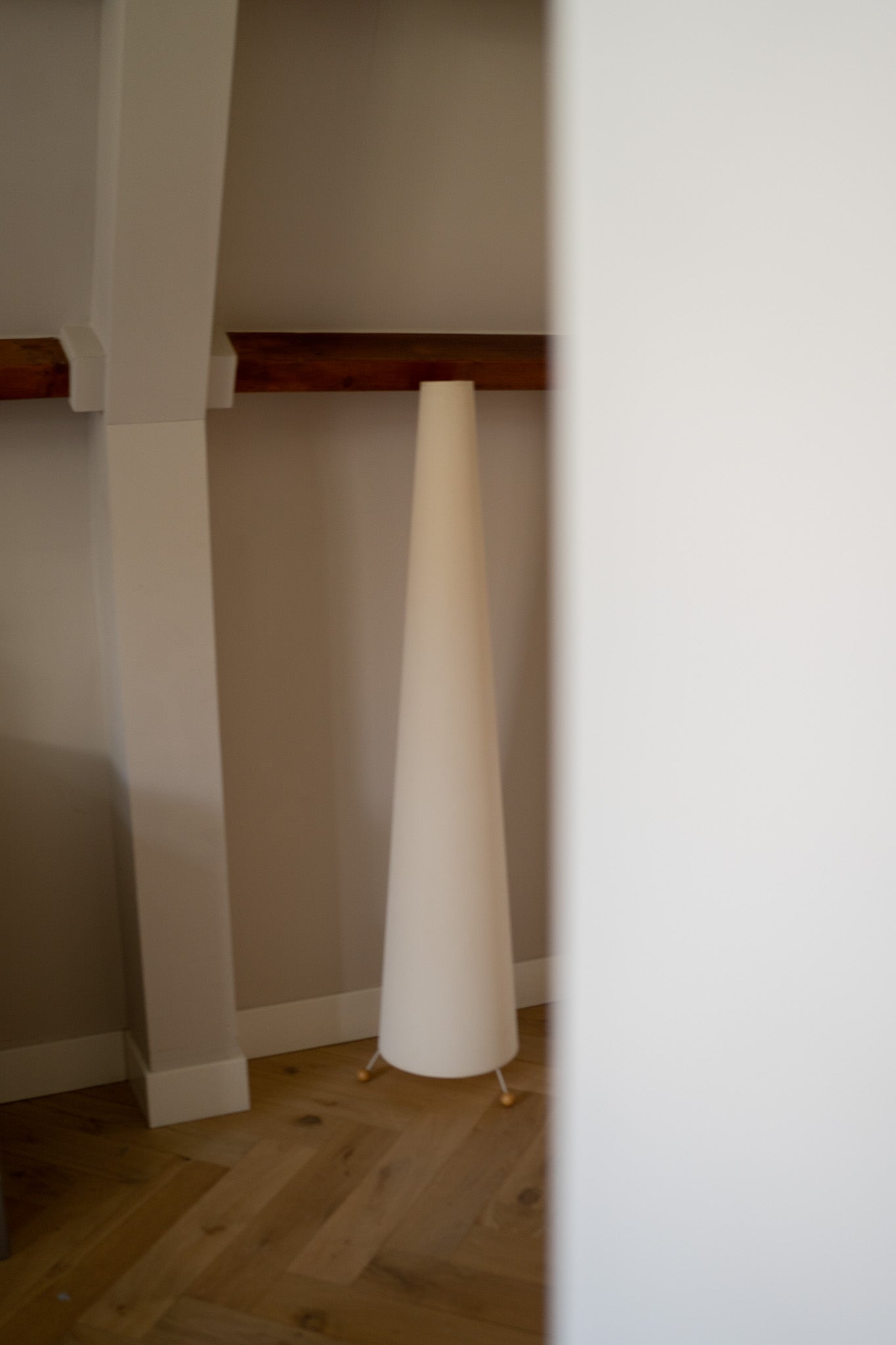 Hoge off white vloerlamp