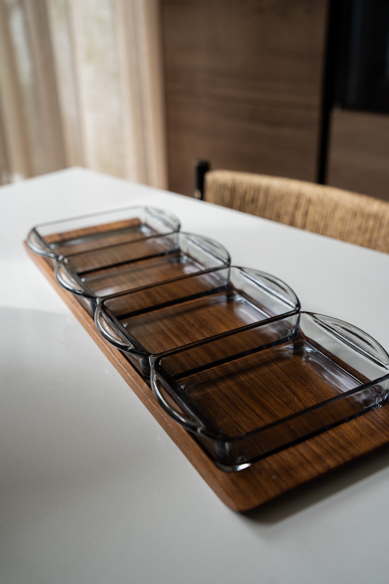 Teak houten serveerplank met 4 glazen schaaltjes