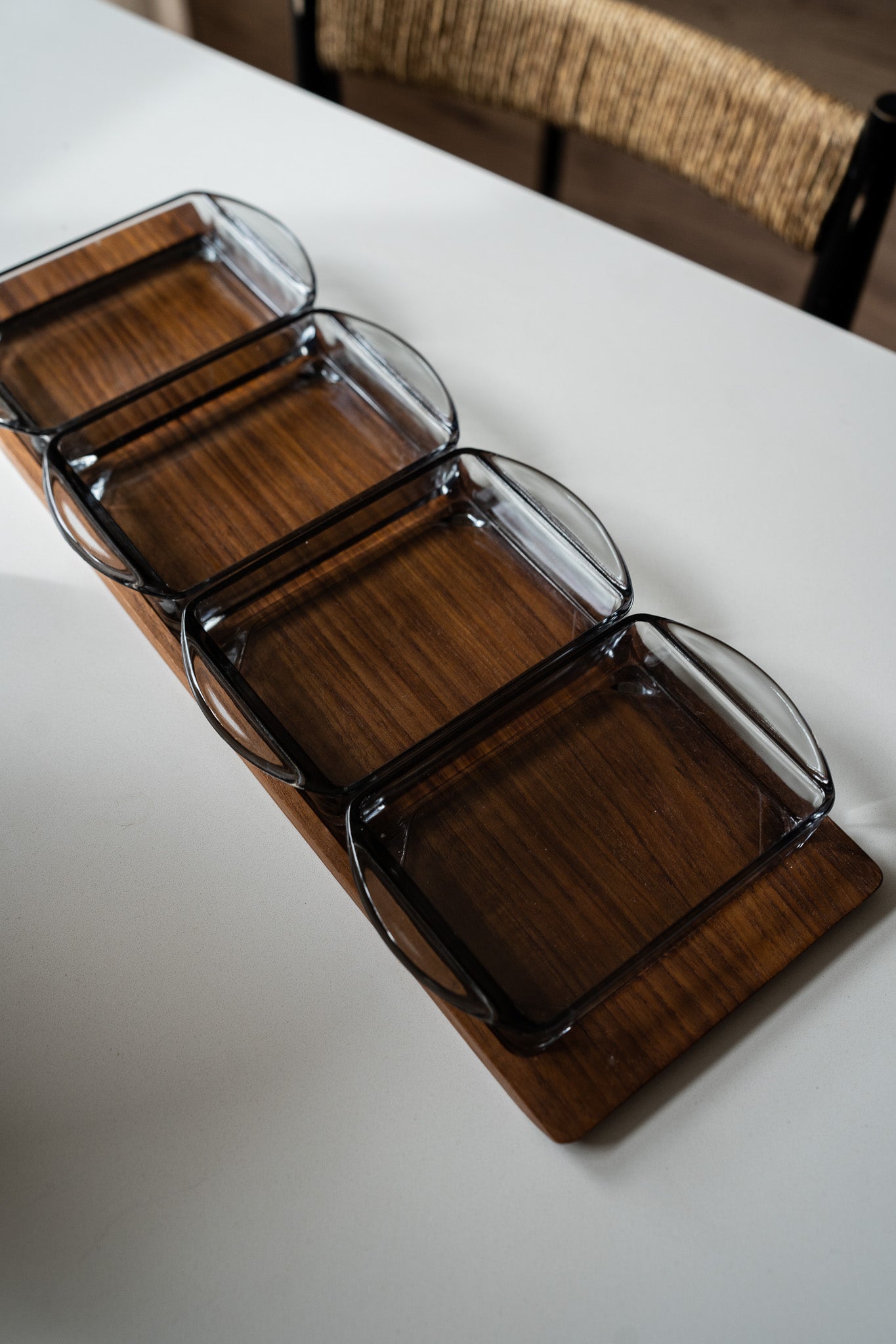 Teak houten serveerplank met 4 glazen schaaltjes