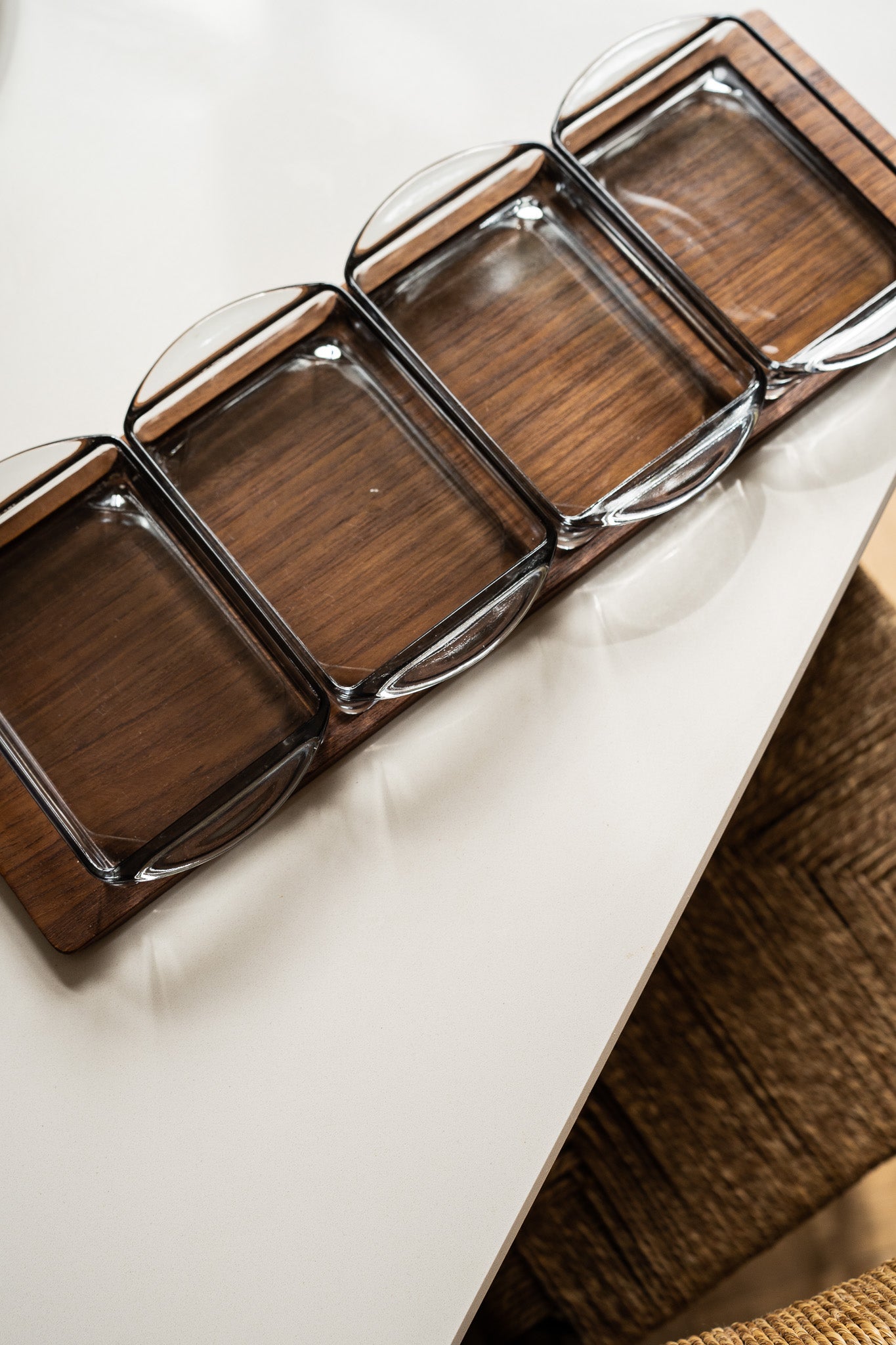 Teak houten serveerplank met 4 glazen schaaltjes