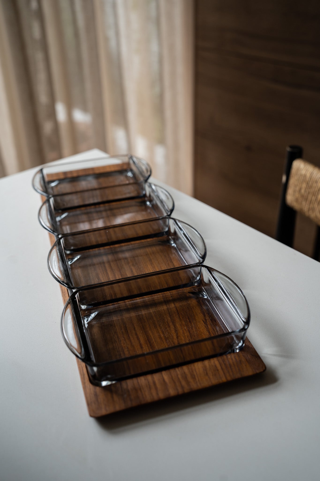 Teak houten serveerplank met 4 glazen schaaltjes