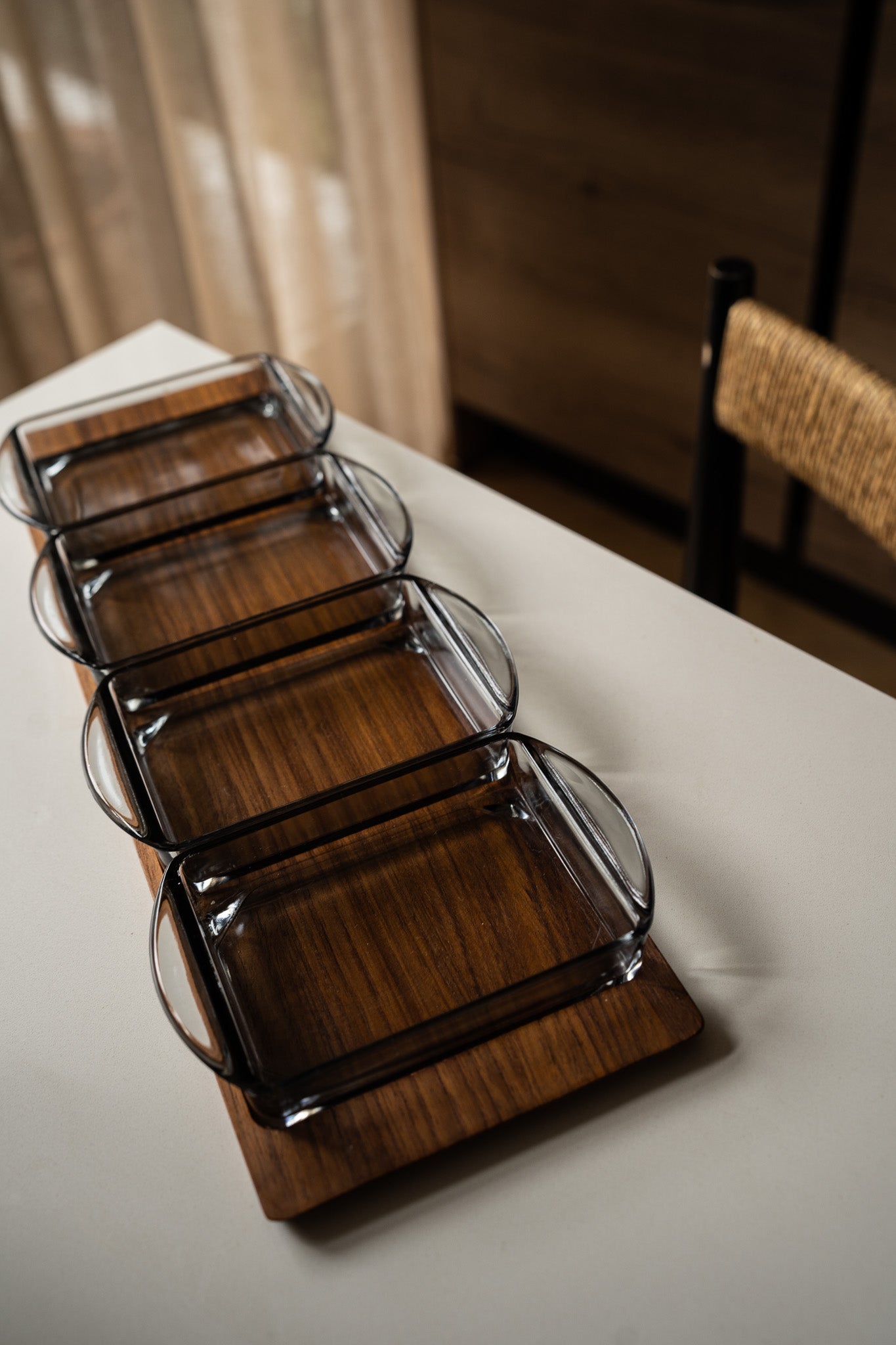Teak houten serveerplank met 4 glazen schaaltjes