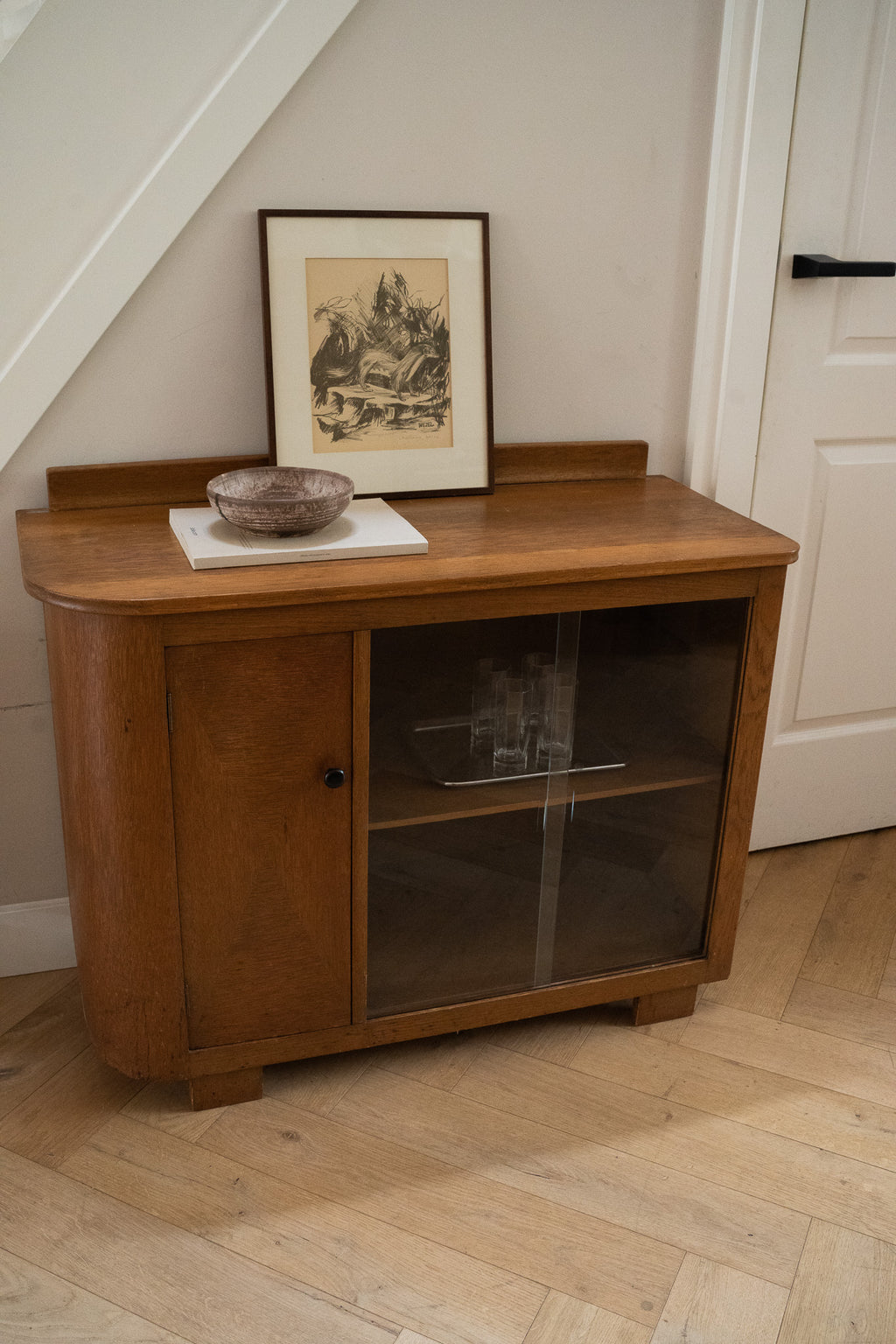 Vintage kast / dressior met glazen deuren