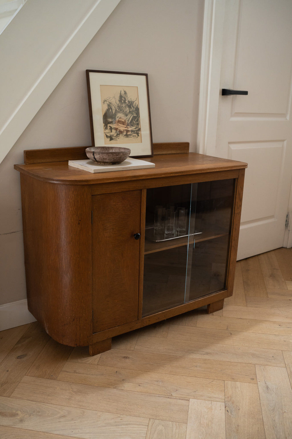 Vintage kast / dressior met glazen deuren