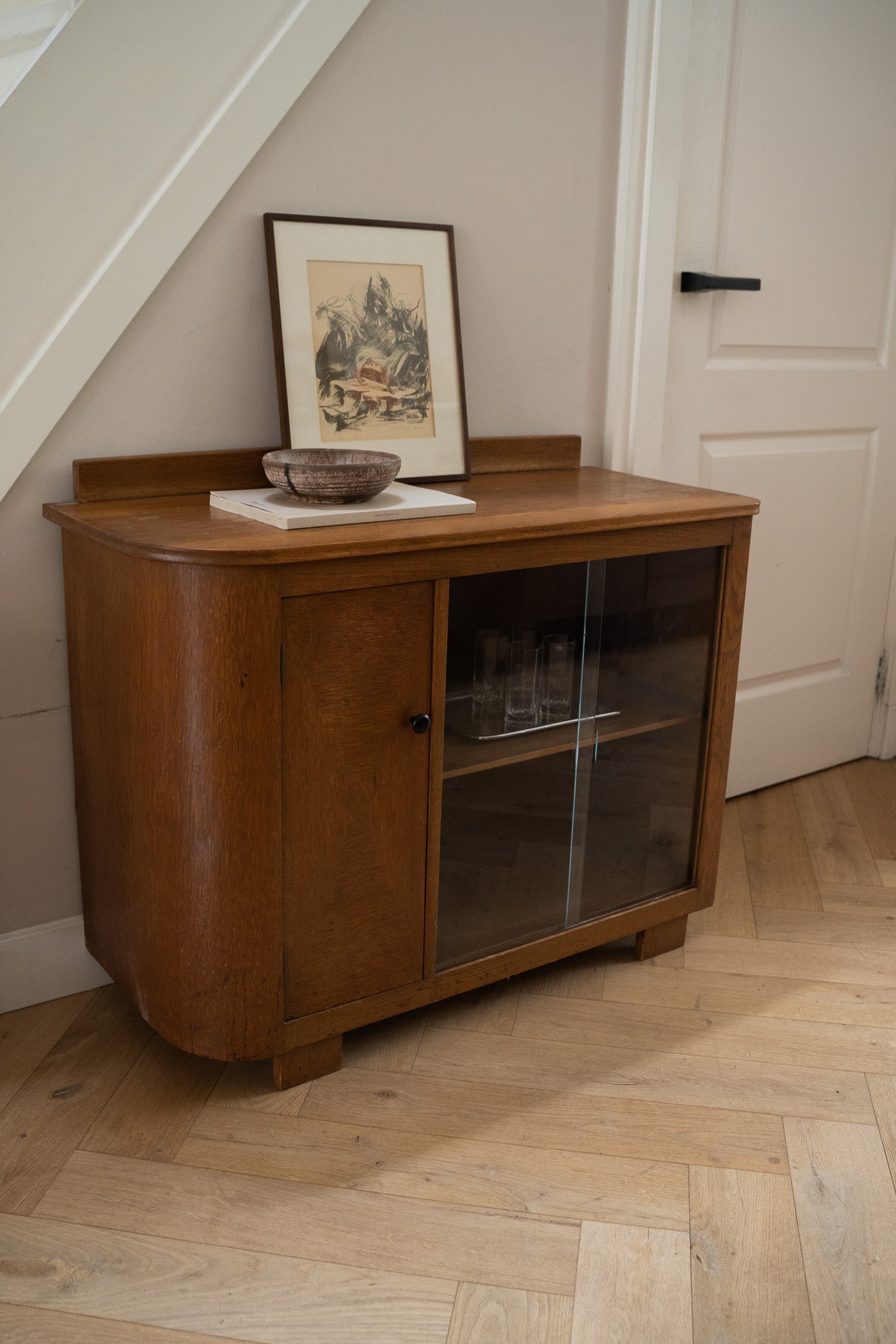 Vintage kast / dressior met glazen deuren