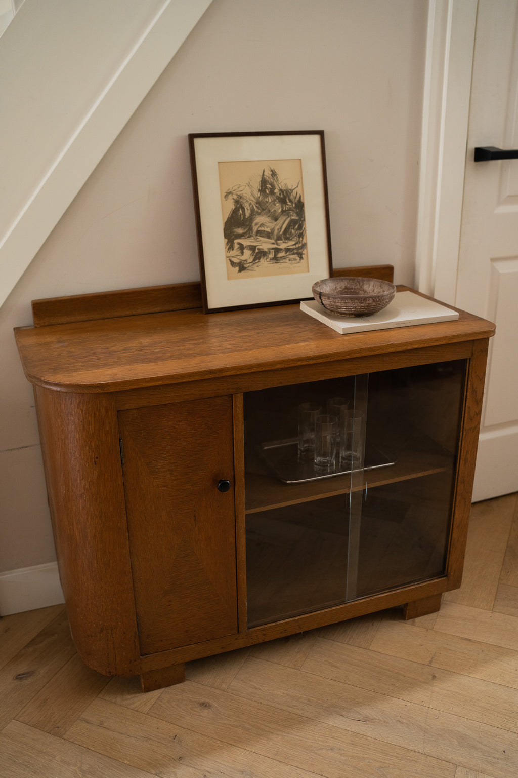 Vintage kast / dressior met glazen deuren