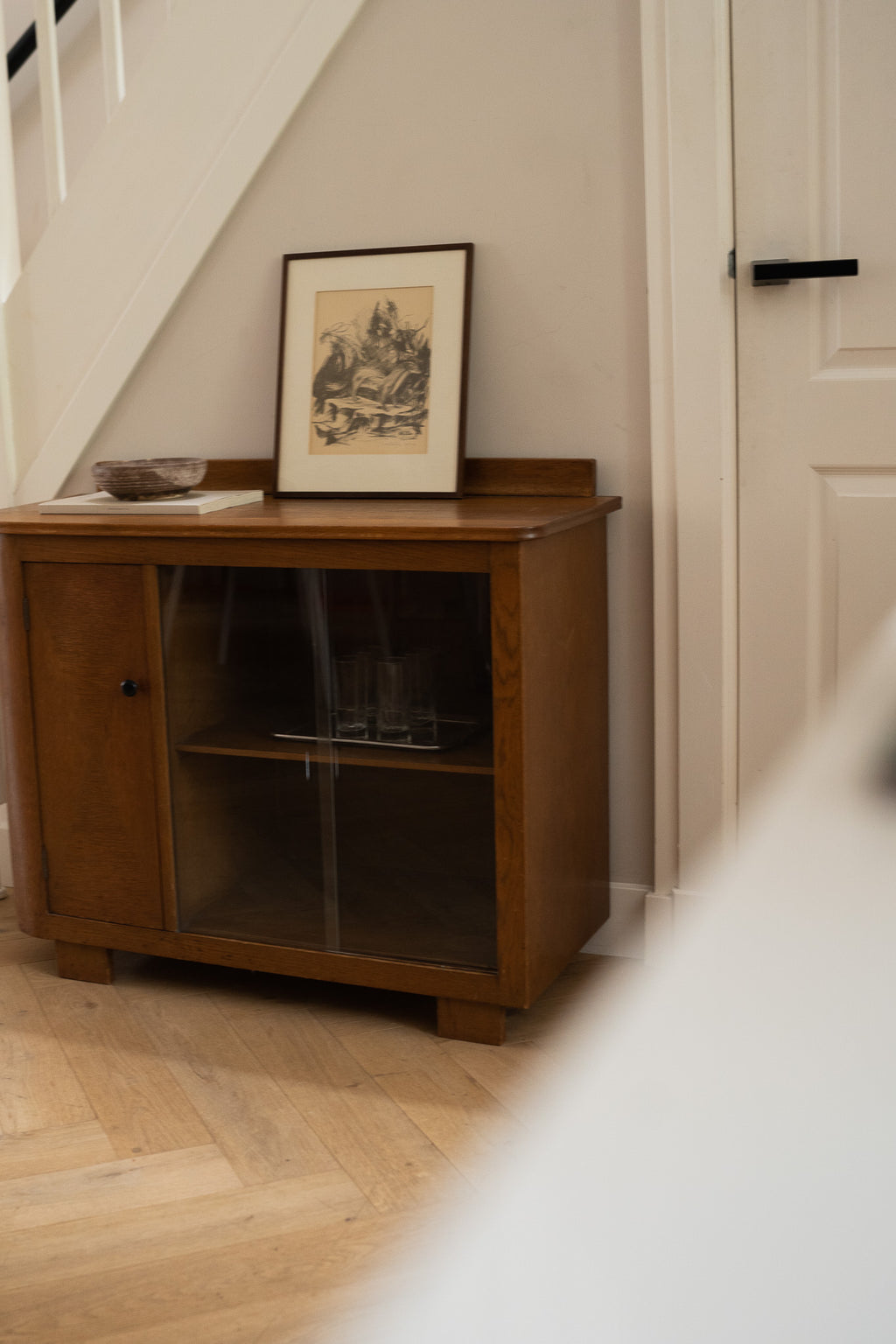 Vintage kast / dressior met glazen deuren