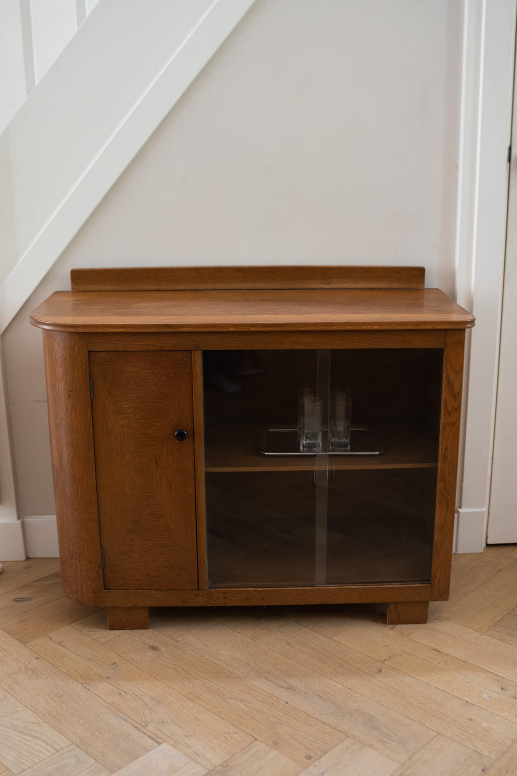 Vintage kast / dressior met glazen deuren