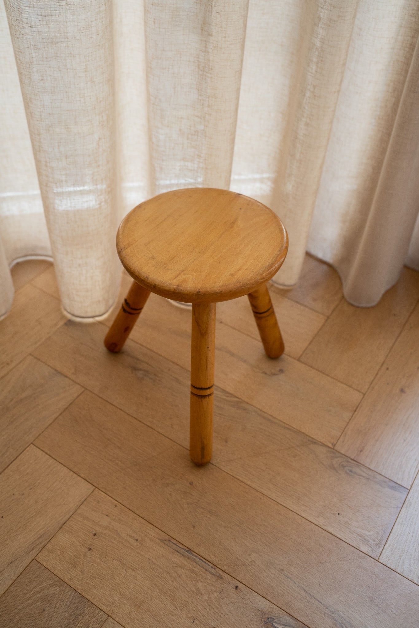 Houten driepoot krukje