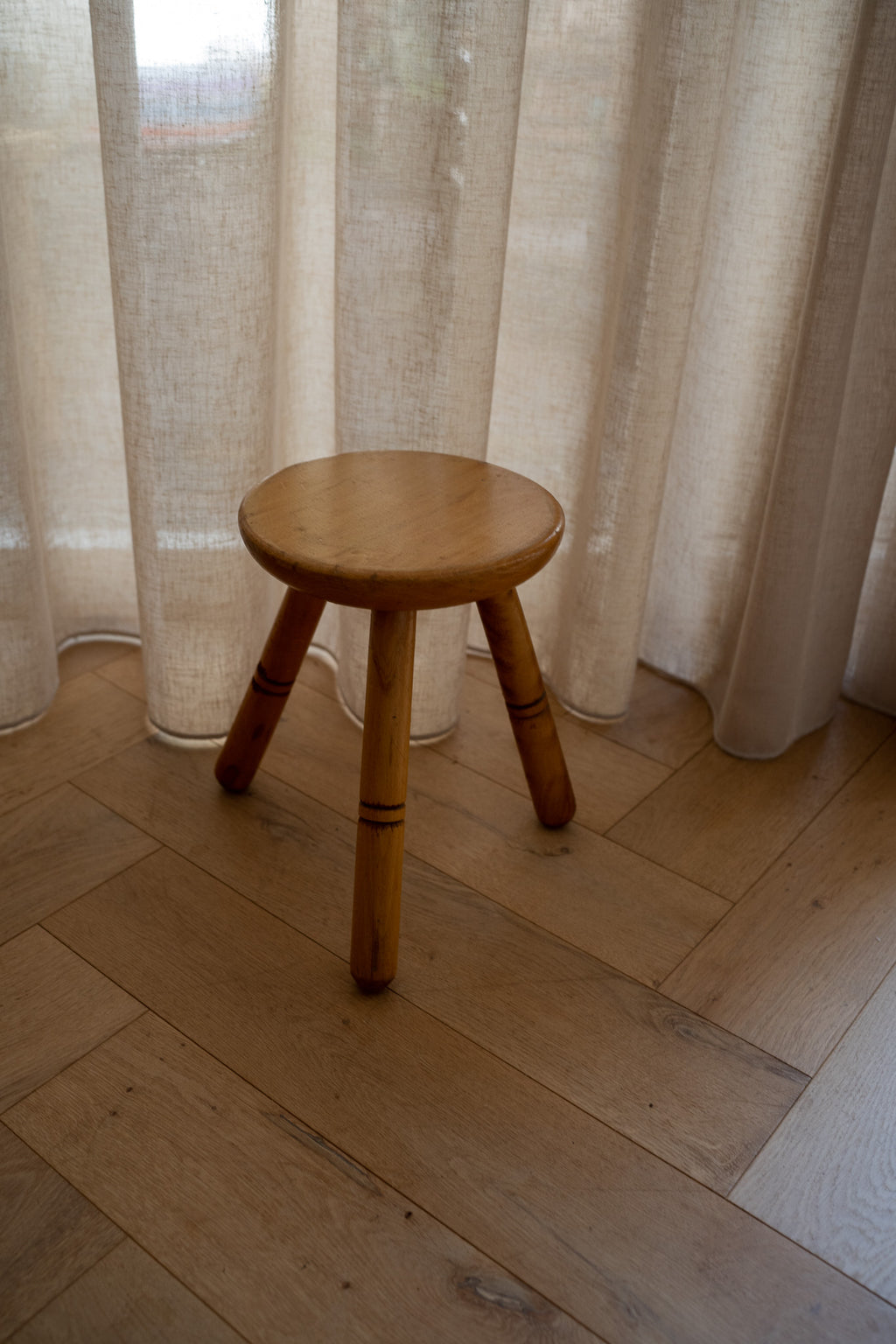 Houten driepoot krukje
