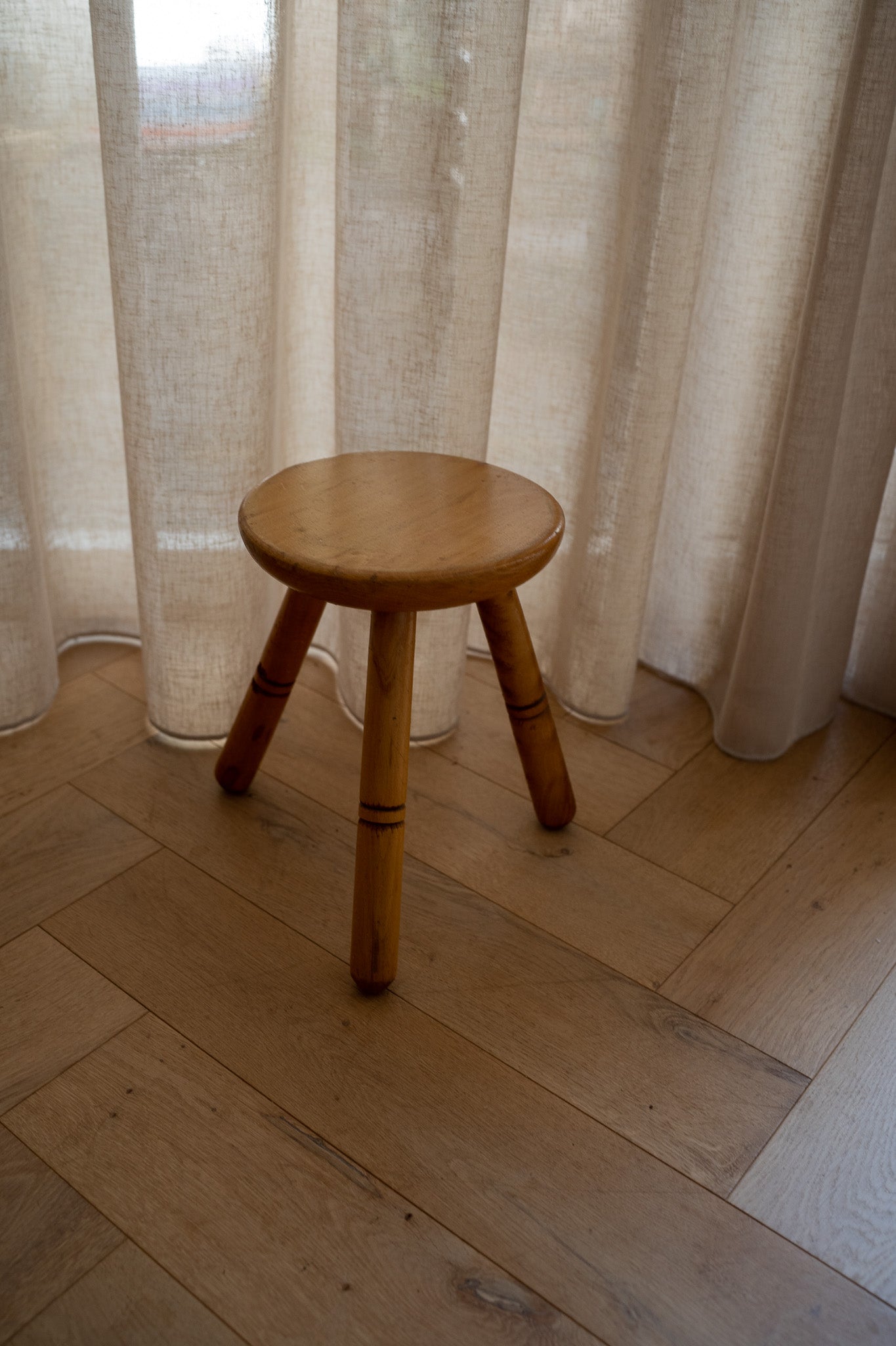 Houten driepoot krukje