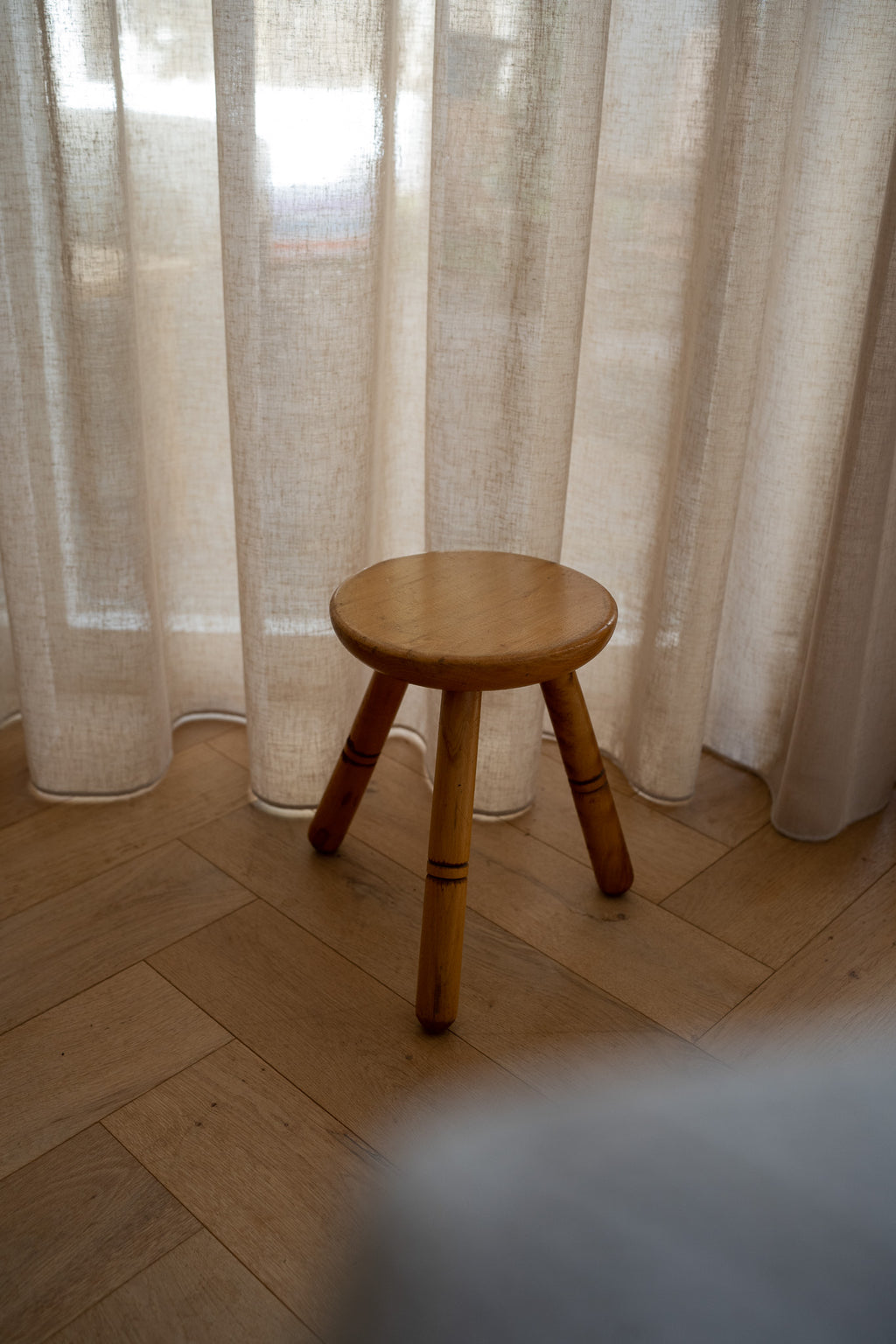 Houten driepoot krukje
