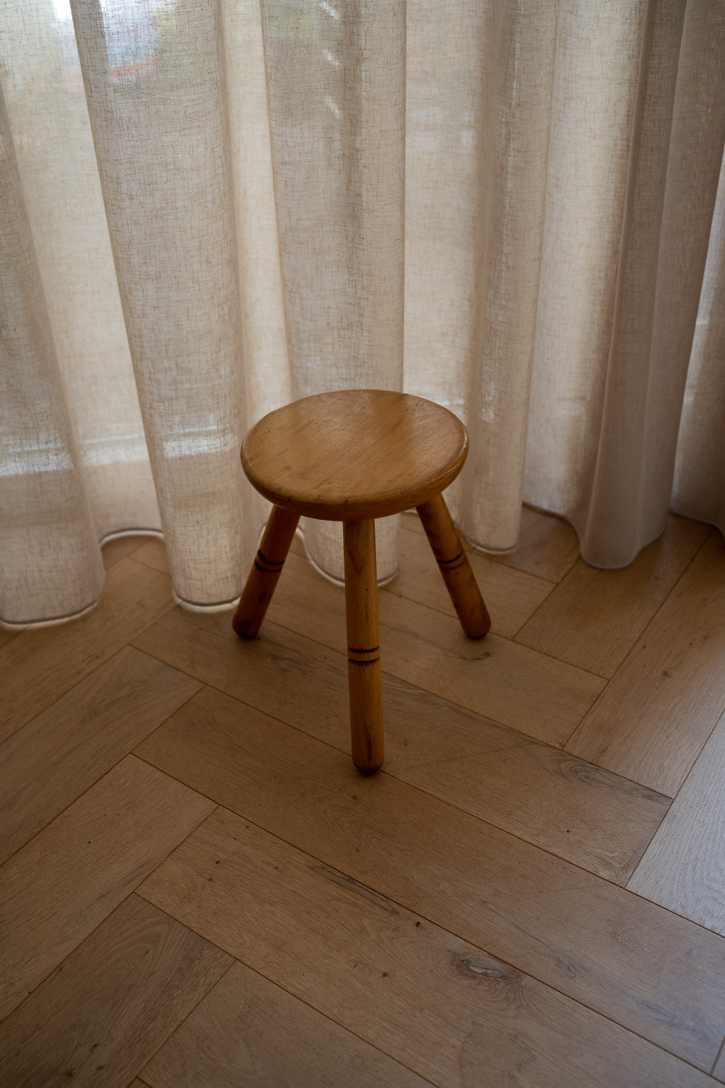 Houten driepoot krukje