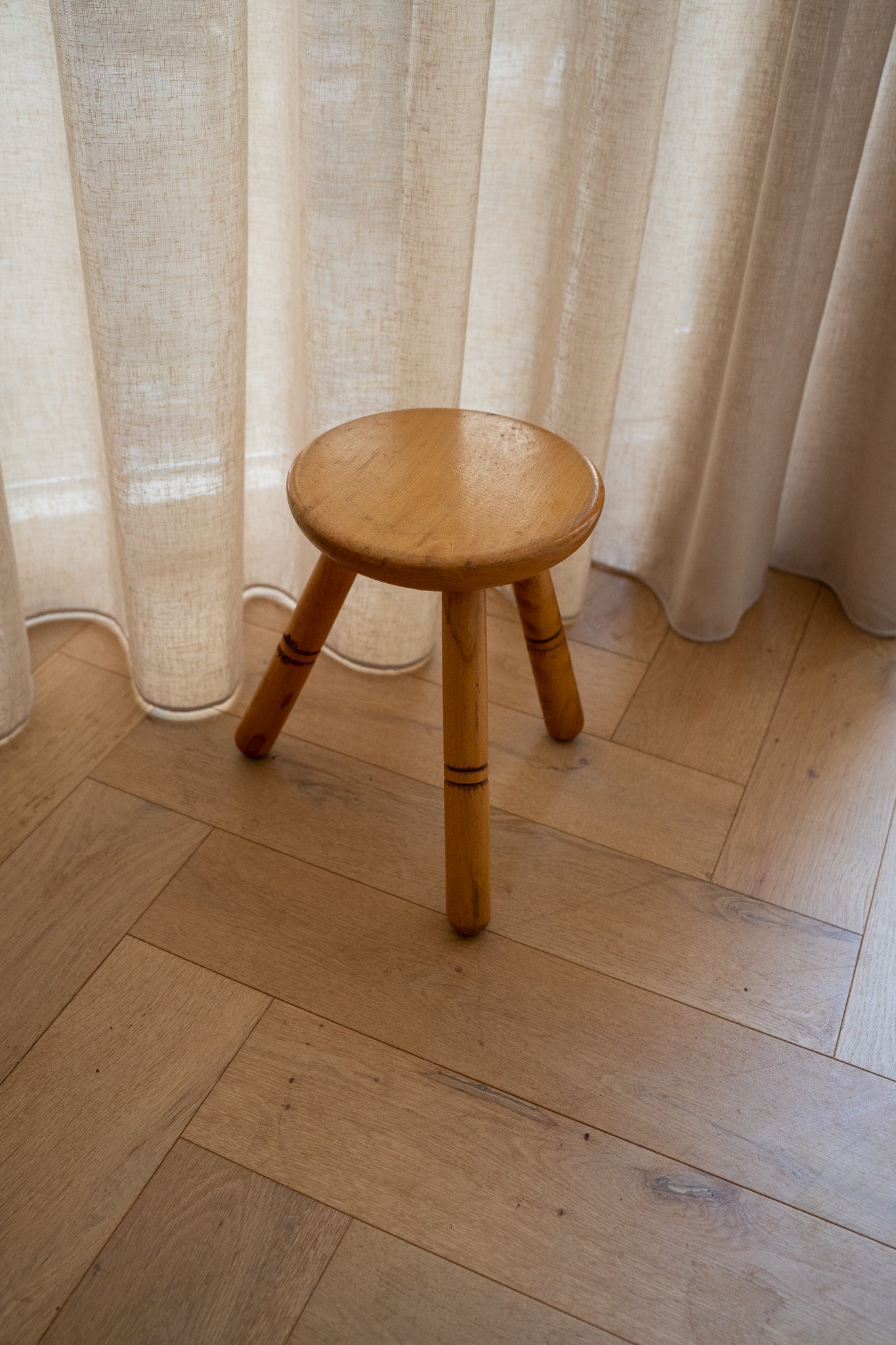 Houten driepoot krukje
