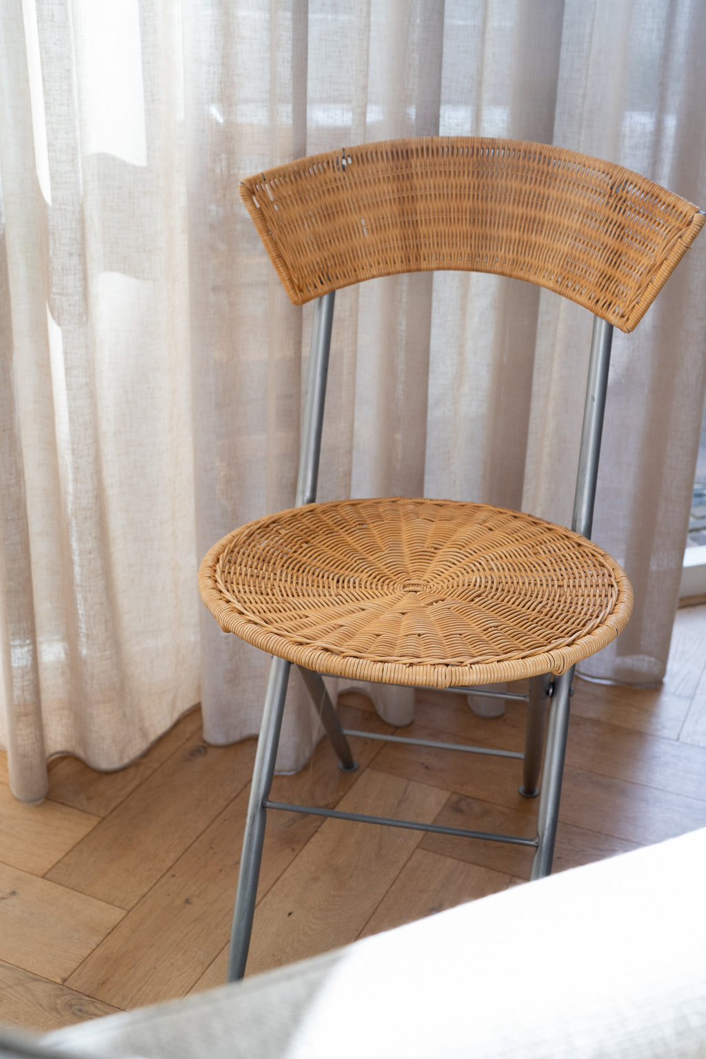 Rotan en metalen klapstoel