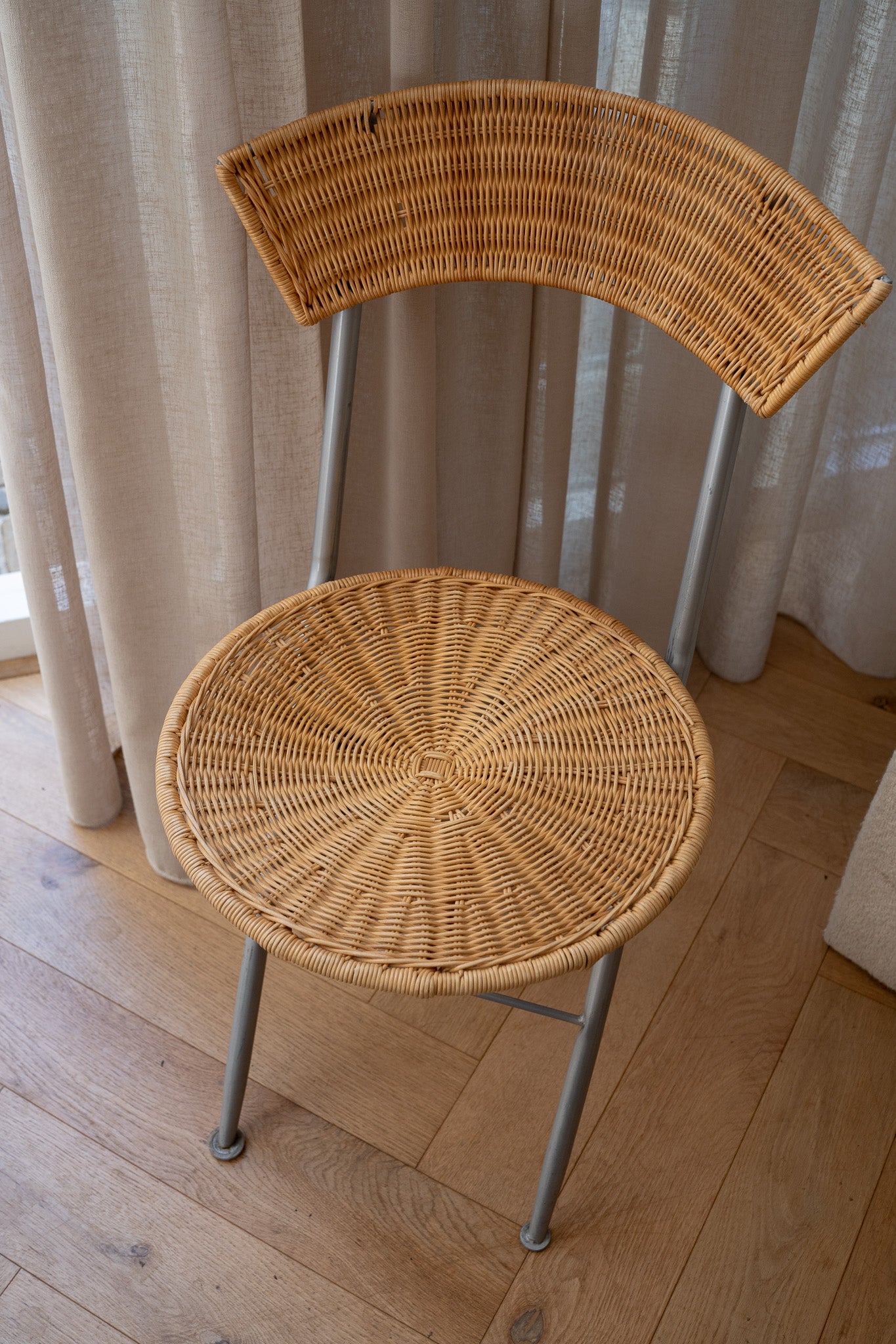 Rotan en metalen klapstoel