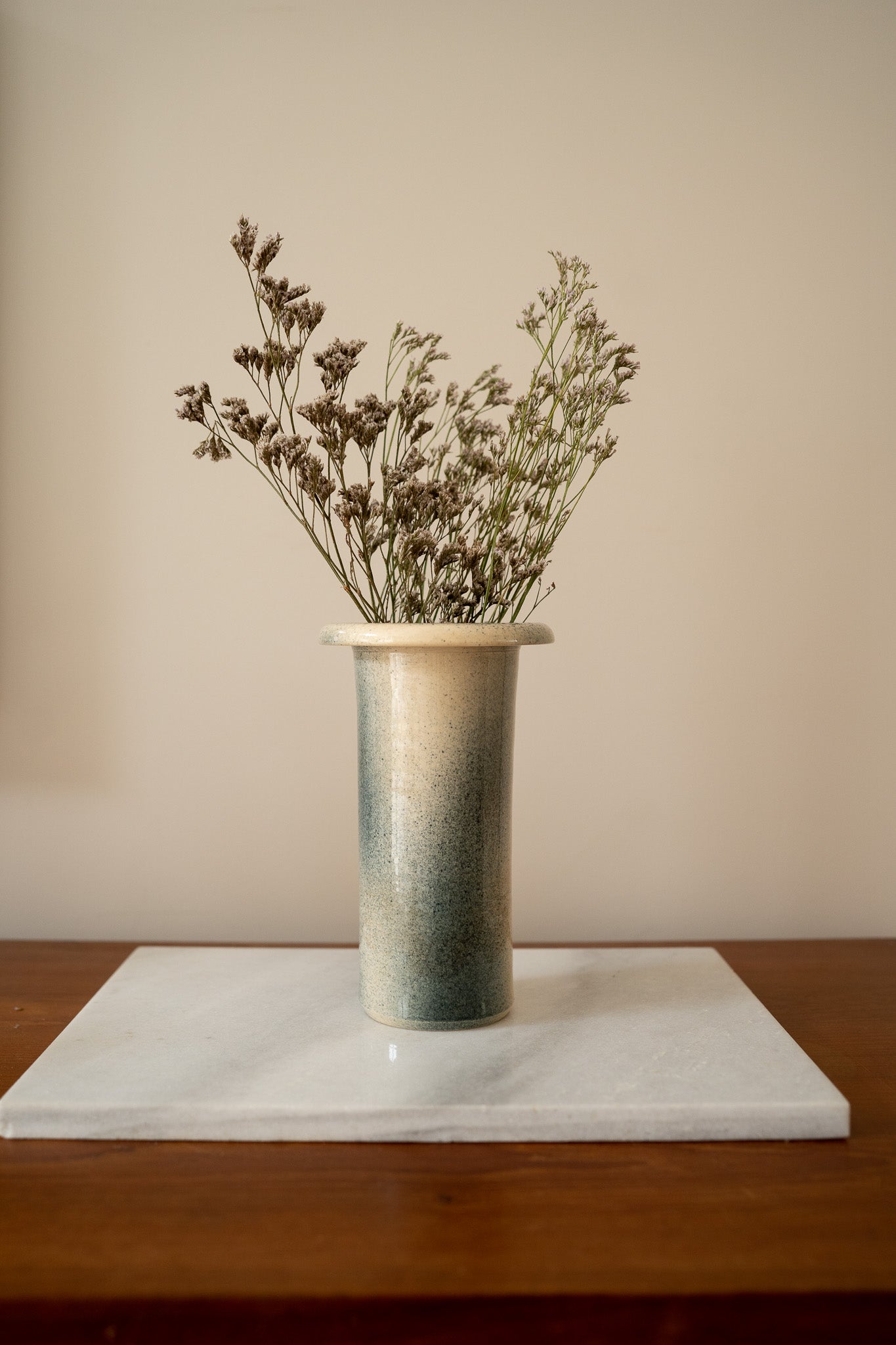 Crèmekleurige vaas met blauw