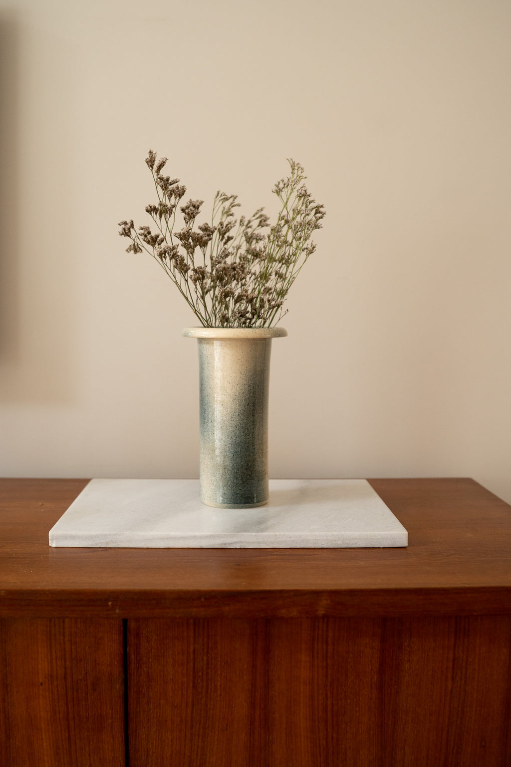 Crèmekleurige vaas met blauw