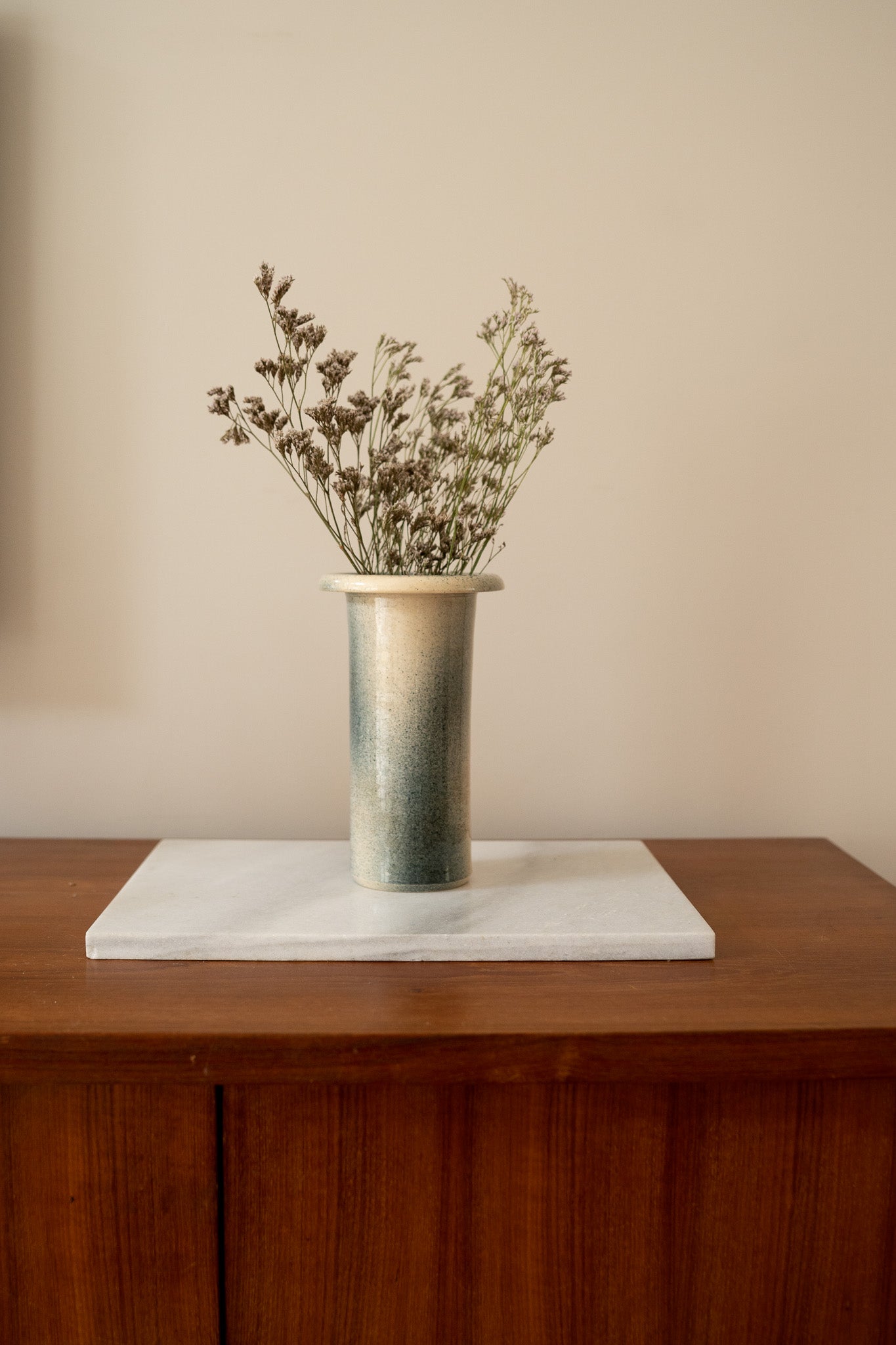 Crèmekleurige vaas met blauw