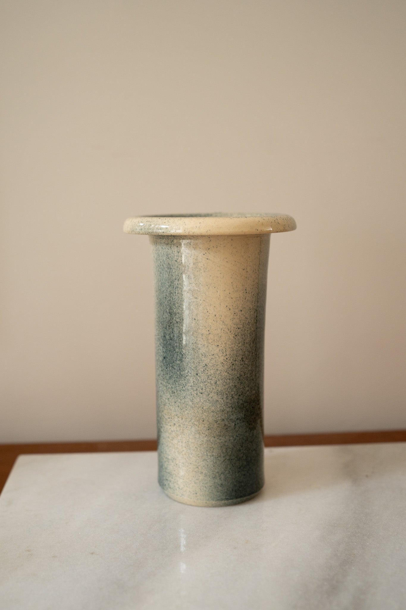 Crèmekleurige vaas met blauw