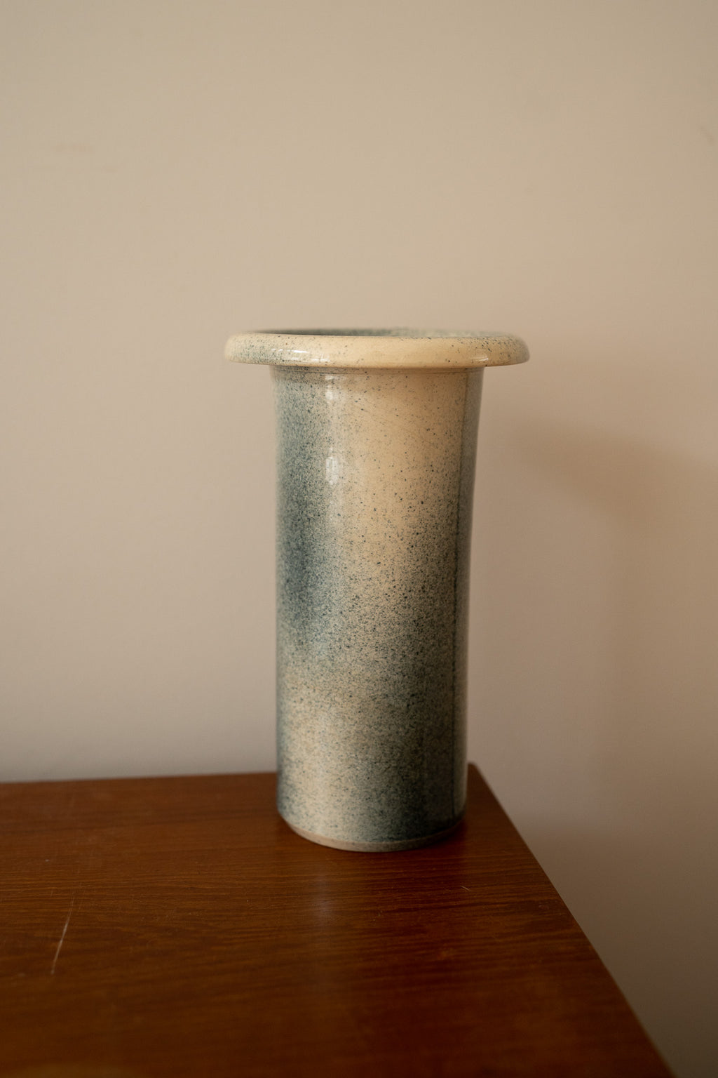 Crèmekleurige vaas met blauw