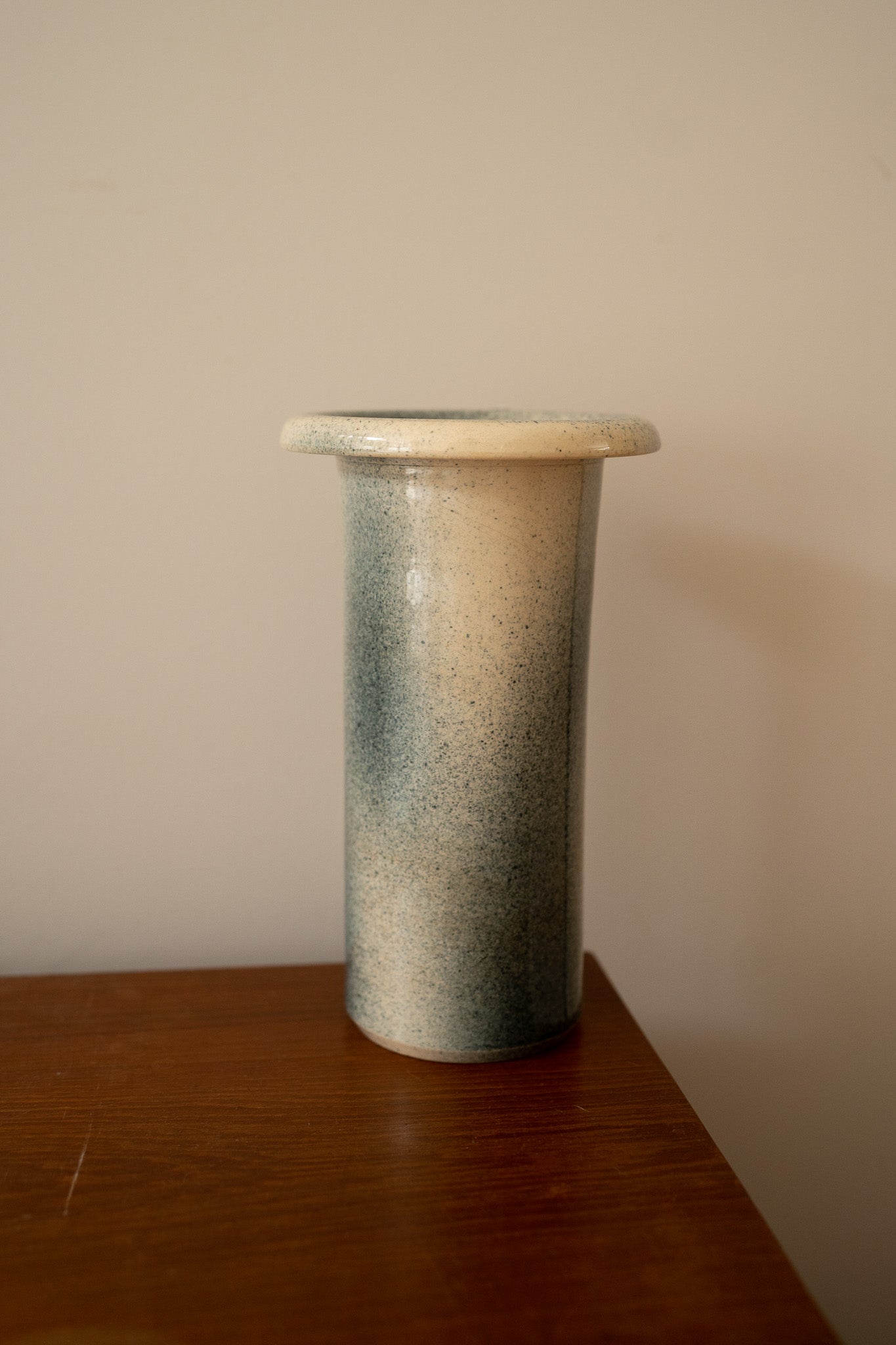 Crèmekleurige vaas met blauw