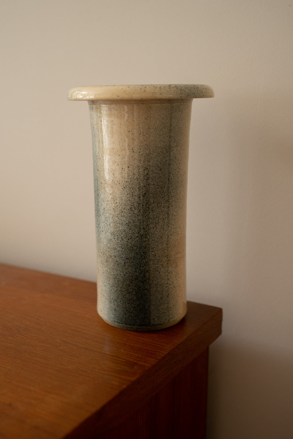 Crèmekleurige vaas met blauw