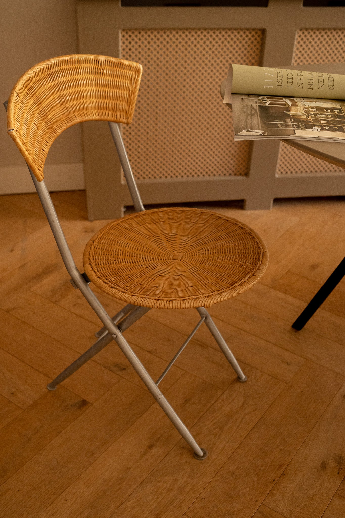 Rotan en metalen klapstoel