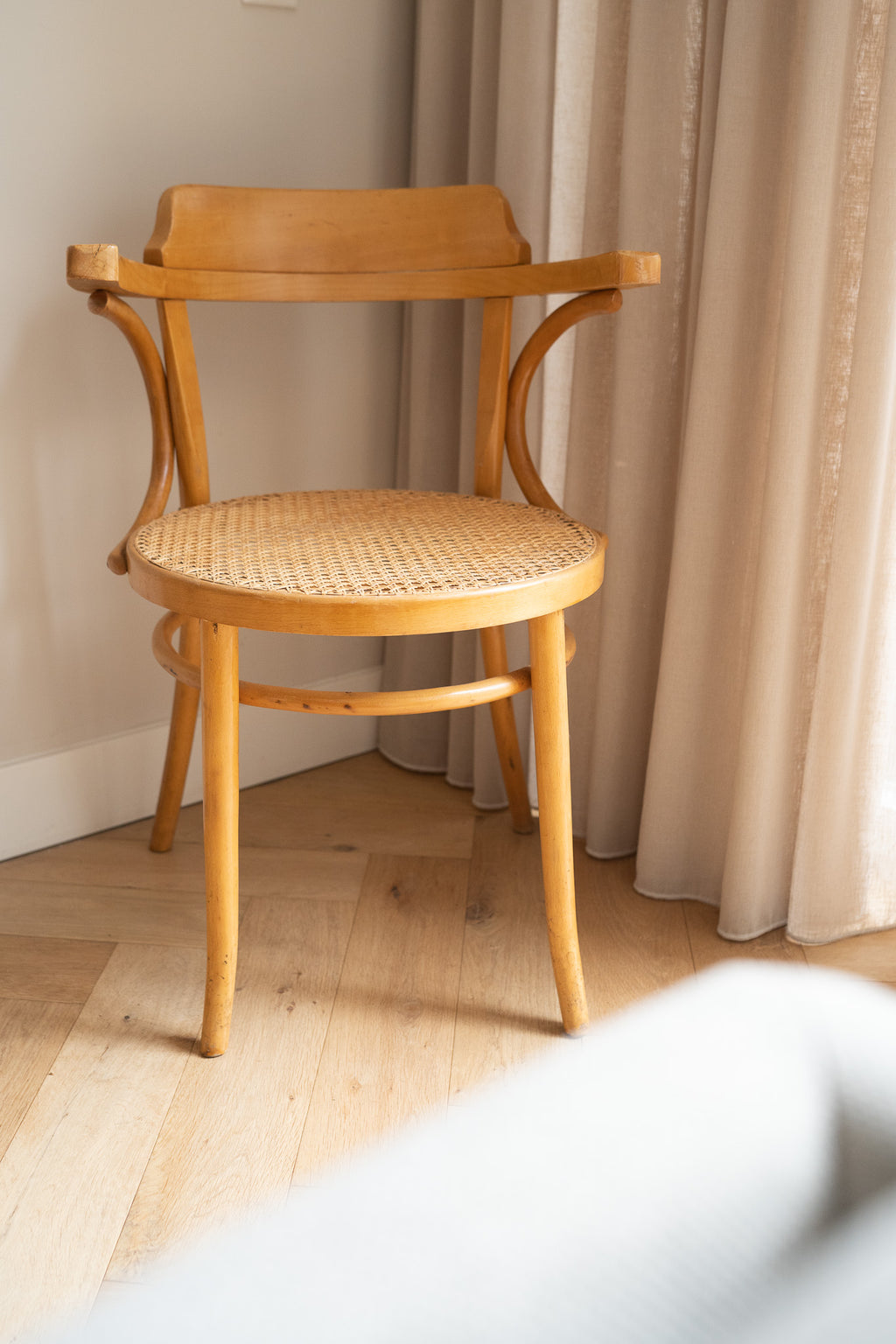 Thonet 233 replica’s bentwood webbing