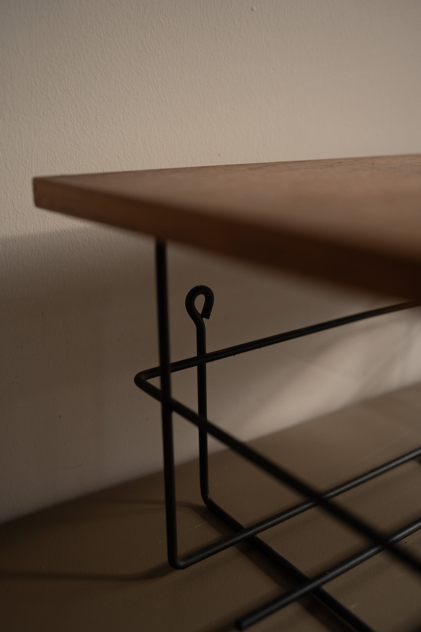 Vintage Midcentury Wandrekje Staal Teak Fineer