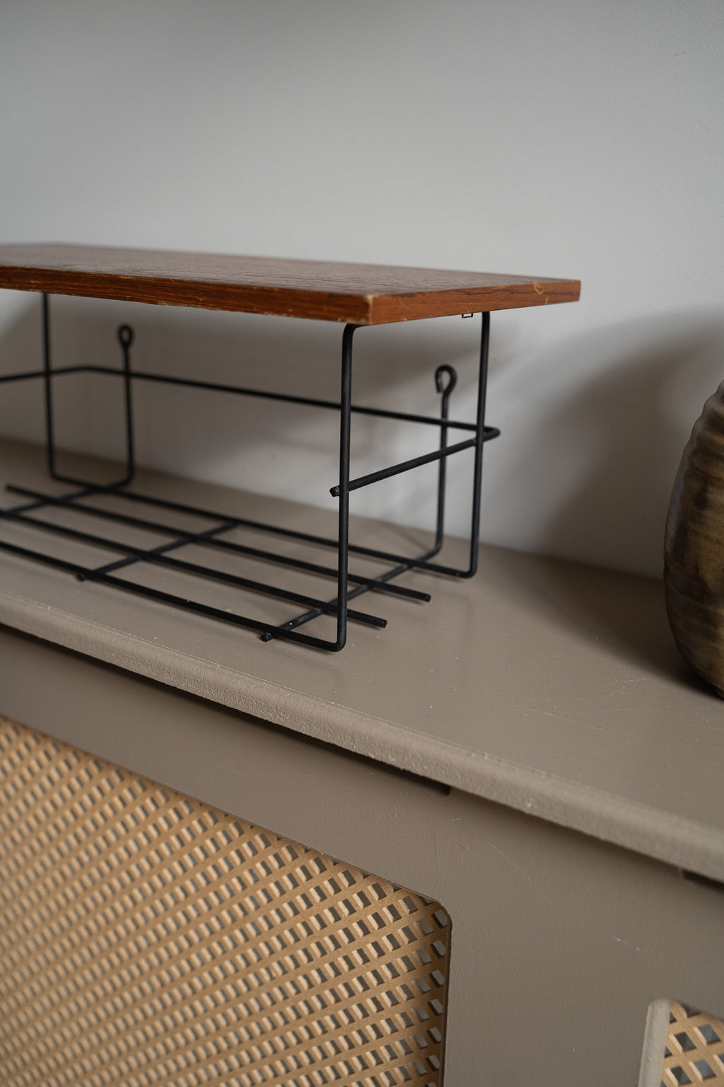 Vintage Midcentury Wandrekje Staal Teak Fineer