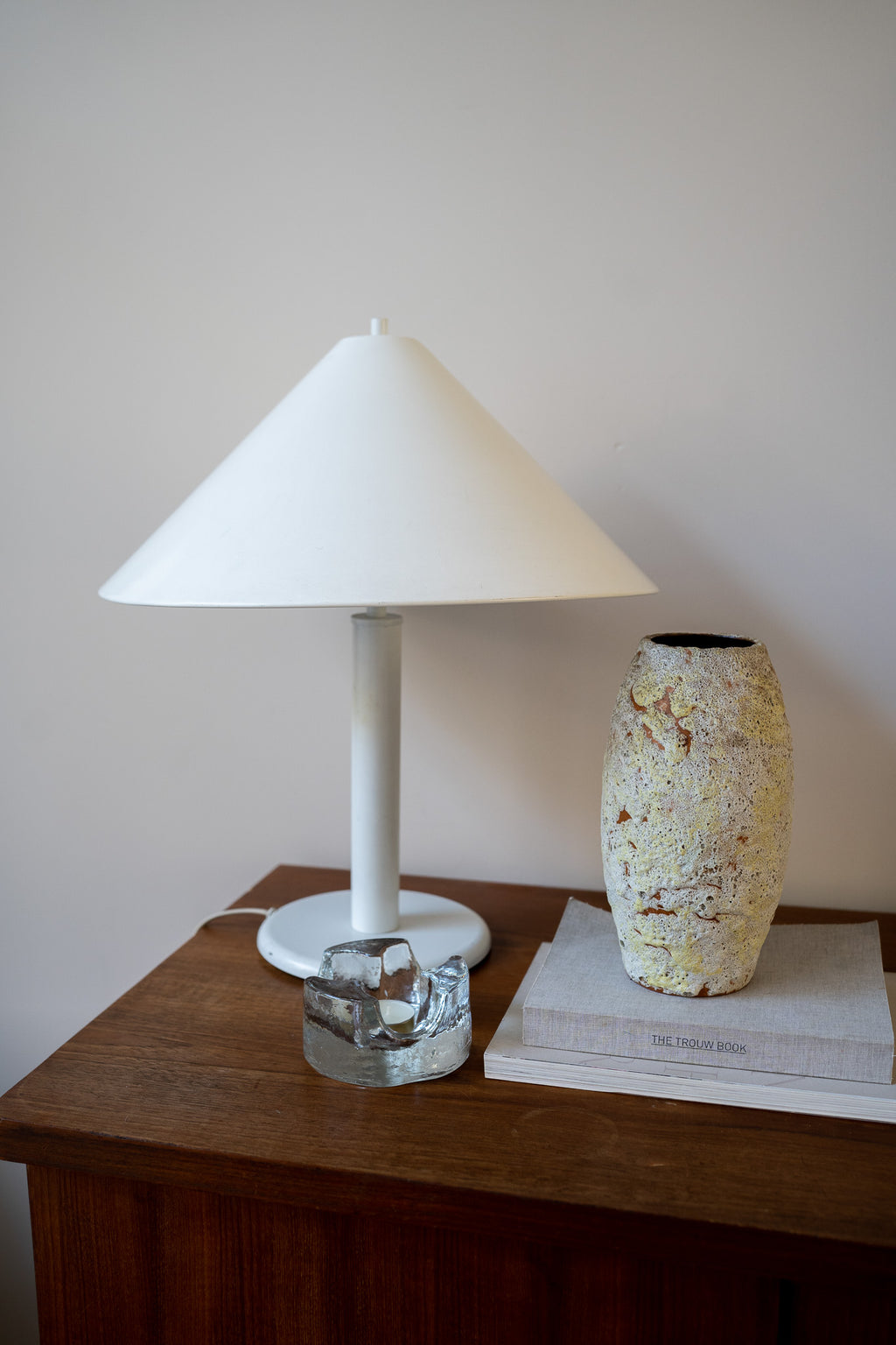 Zachtgele aardewerk vaas