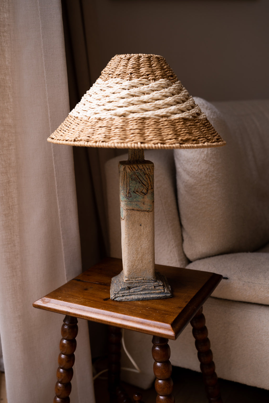 Beige tafellamp met rieten kapje