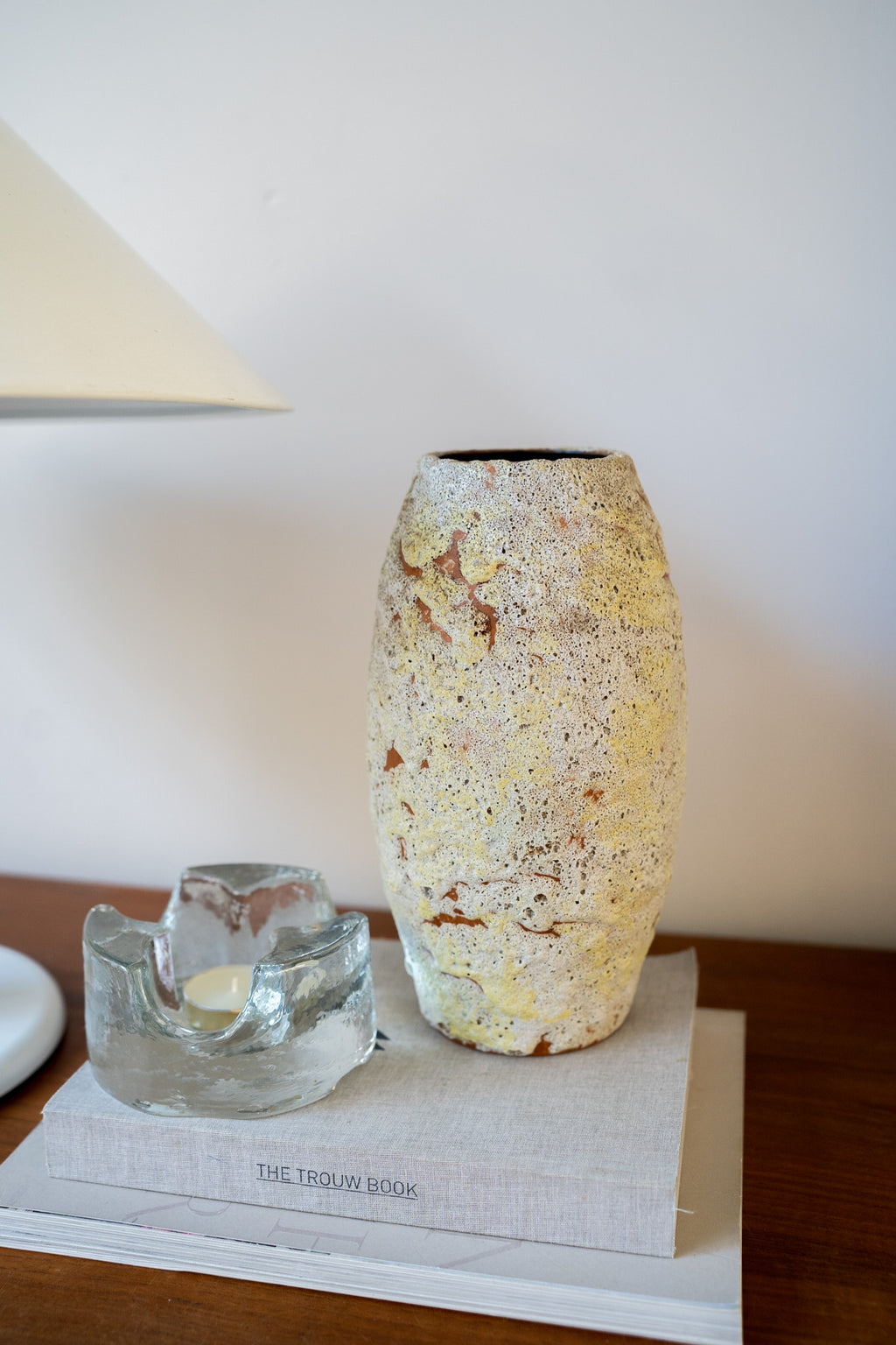 Zachtgele aardewerk vaas