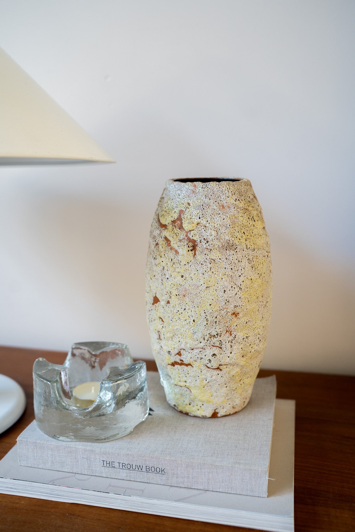 Zachtgele aardewerk vaas