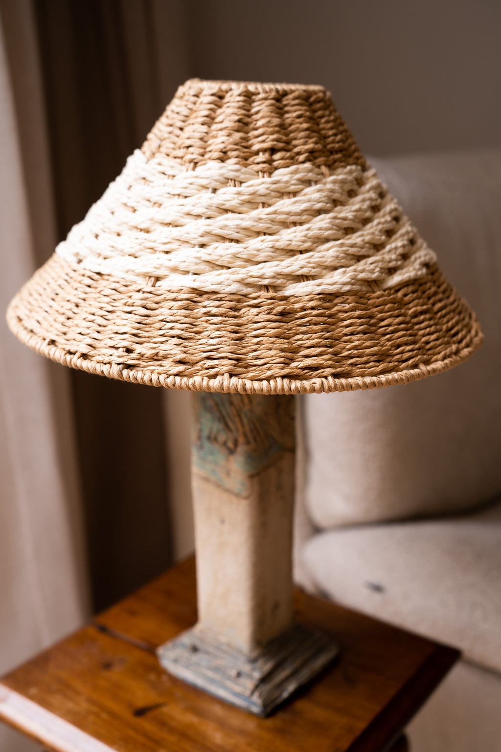 Beige tafellamp met rieten kapje