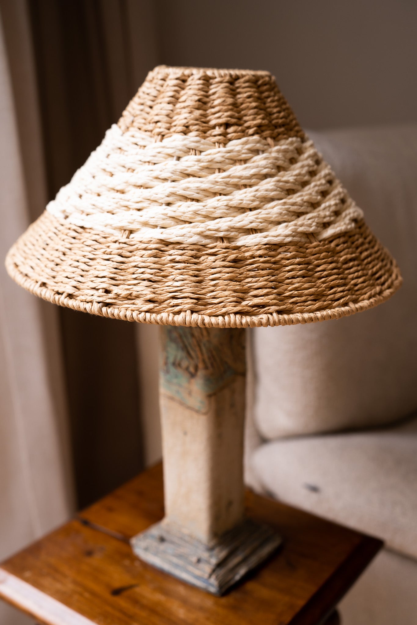 Beige tafellamp met rieten kapje