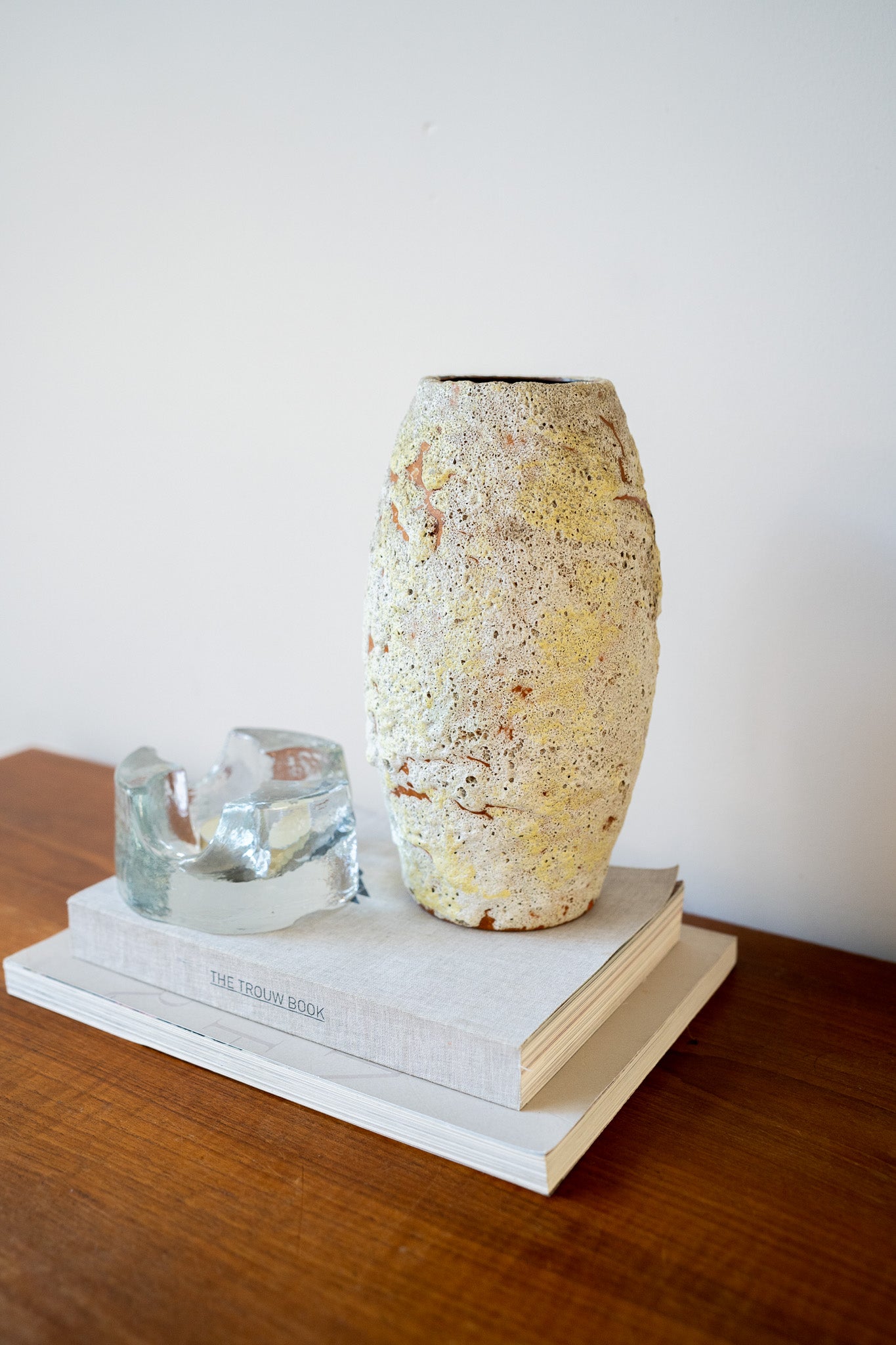 Zachtgele aardewerk vaas