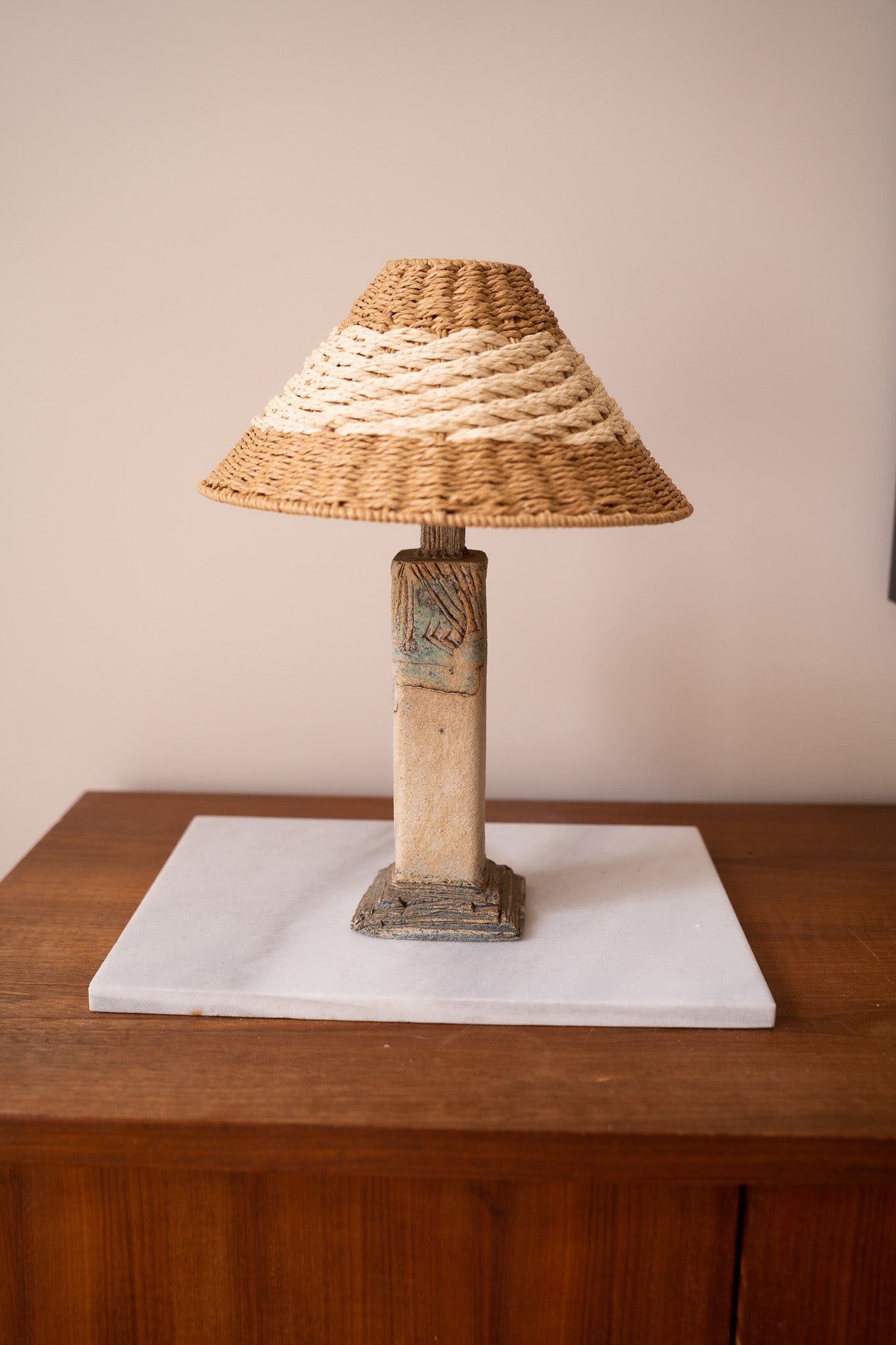 Beige tafellamp met rieten kapje