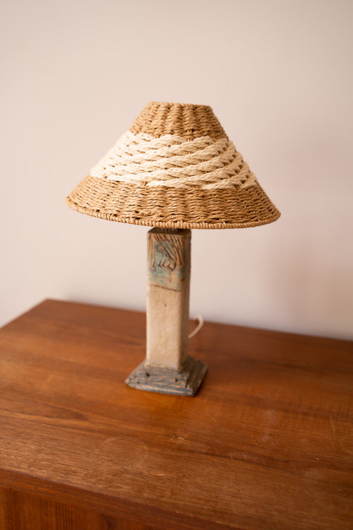 Beige tafellamp met rieten kapje